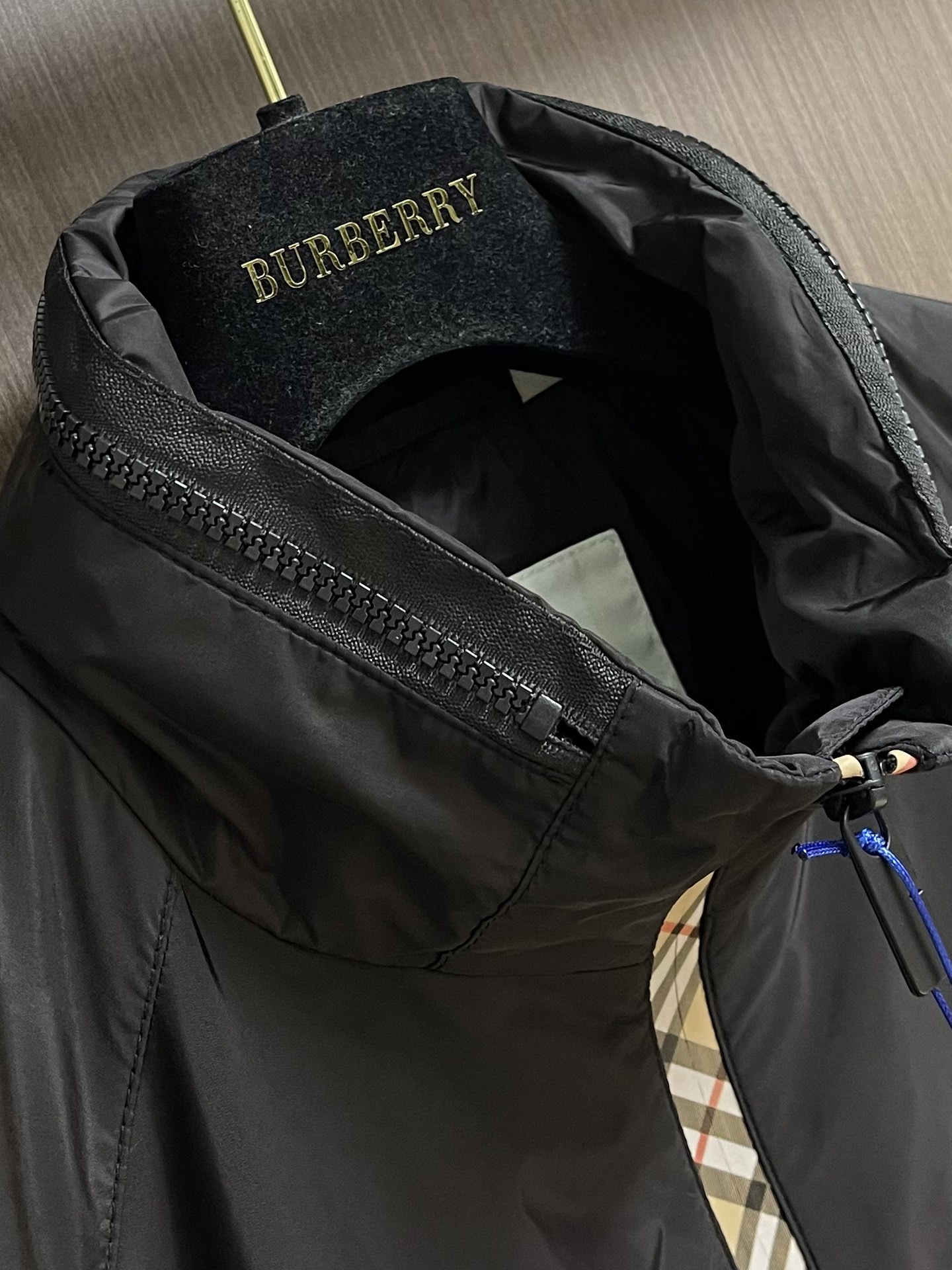 
Burberry 2025Fw新款格纹尼龙立领防晒外套，融入 Burberry 格纹饰带和B 字型拉链