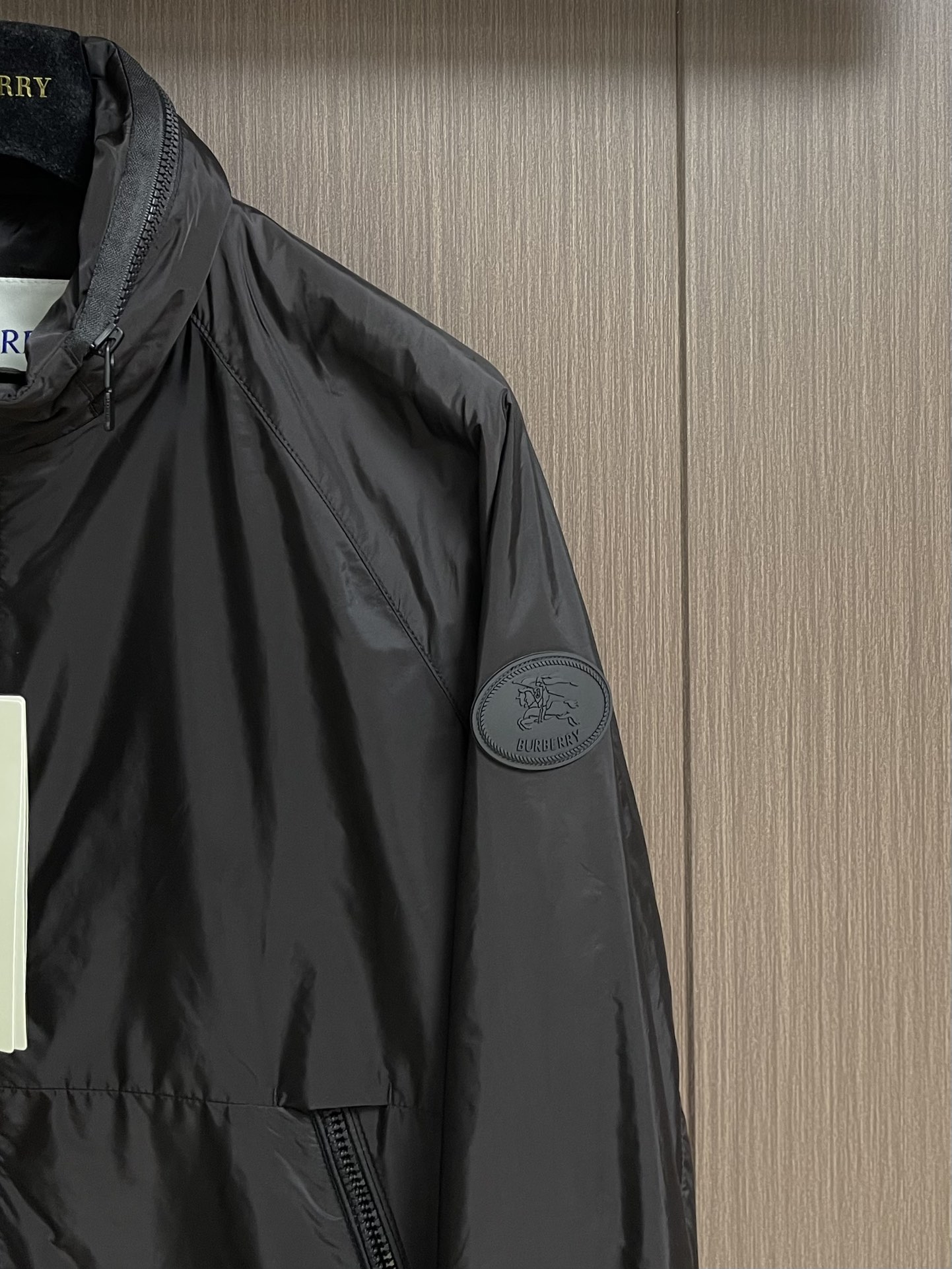 
Burberry 2025Fw新款格纹尼龙立领防晒外套，融入 Burberry 格纹饰带和B 字型拉链