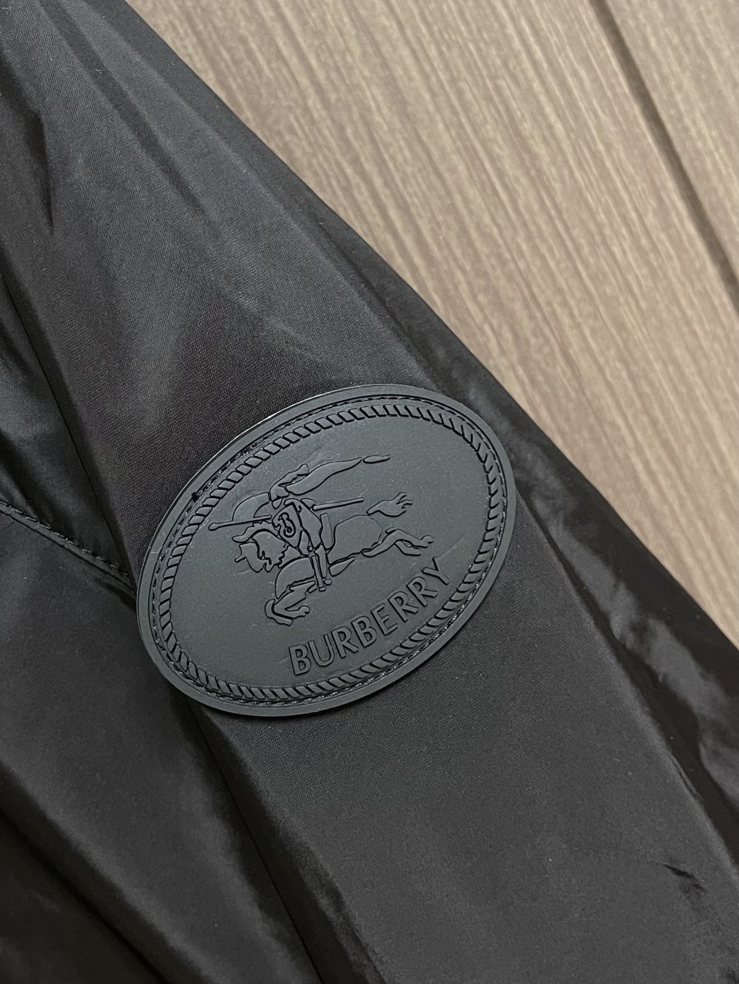 
Burberry 2025Fw新款格纹尼龙立领防晒外套，融入 Burberry 格纹饰带和B 字型拉链