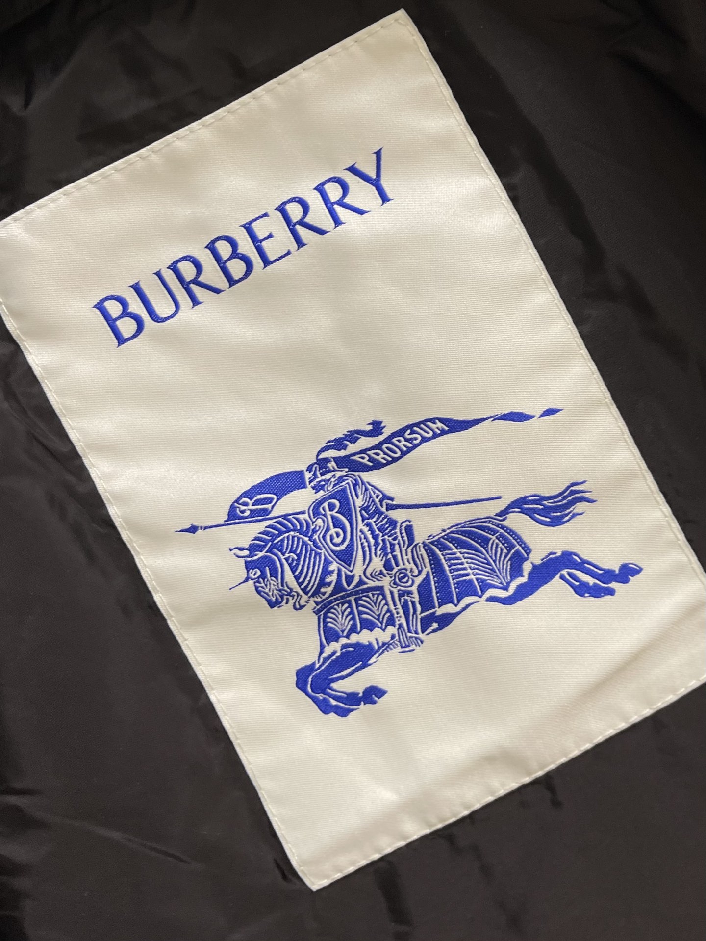 
Burberry 2025Fw新款格纹尼龙立领防晒外套，融入 Burberry 格纹饰带和B 字型拉链
