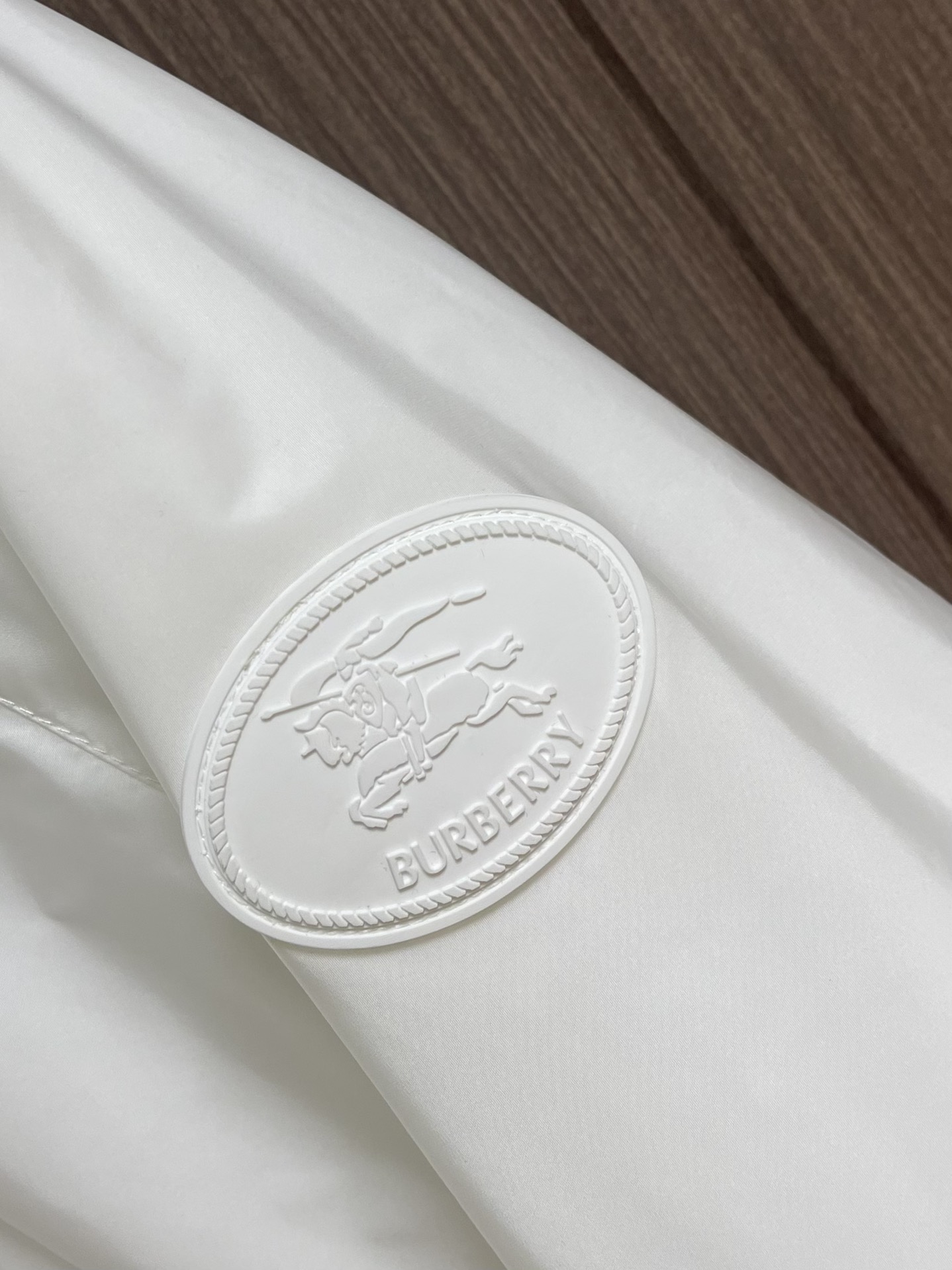 
Burberry 2025Fw新款格纹尼龙立领防晒外套，融入 Burberry 格纹饰带和B 字型拉链