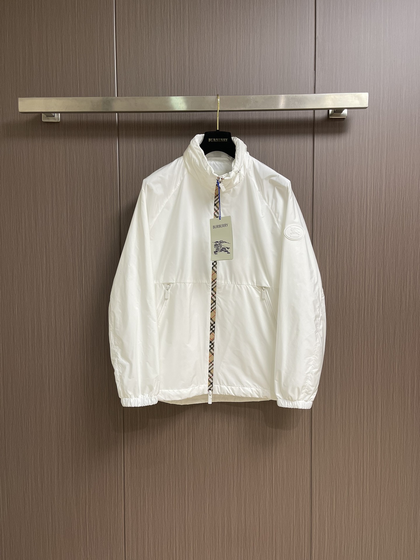 NO:518352,Burberry 2025Fw new plaid nylon stand-neck sunscreen jacket, incorporates Burberry plaid strip and B-shaped zipper head. The texture is light and provides a casual style. Decorative Knight's seal decals are derived from the classic pattern of the 1980s brand bag. Size 48-56, burberry, jackets & coats, alexander wang19860909Burberry 2025Fw新款格纹尼龙立领防晒外套,融入 Burberry 格纹饰带和B 字型拉链头.质地轻盈,呈现休闲版型.装饰骑士印章贴花,源自 1980年代品牌包款的典藏图案.尺码48-56,,burberry,jackets & coats,alexander wang,Men's clothing