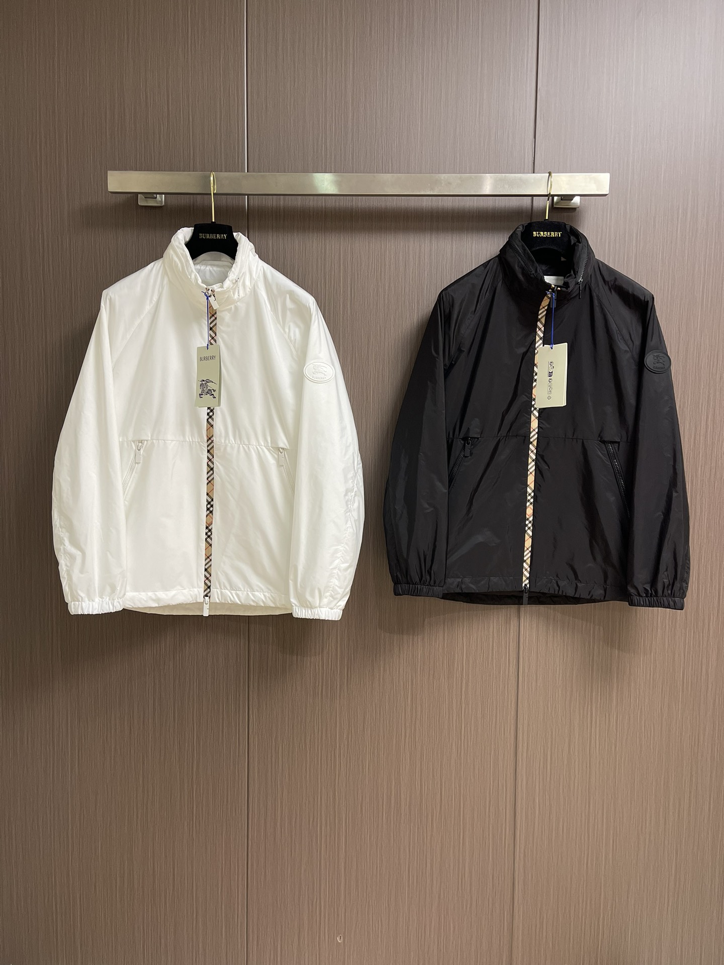 
Burberry 2025Fw新款格纹尼龙立领防晒外套，融入 Burberry 格纹饰带和B 字型拉链