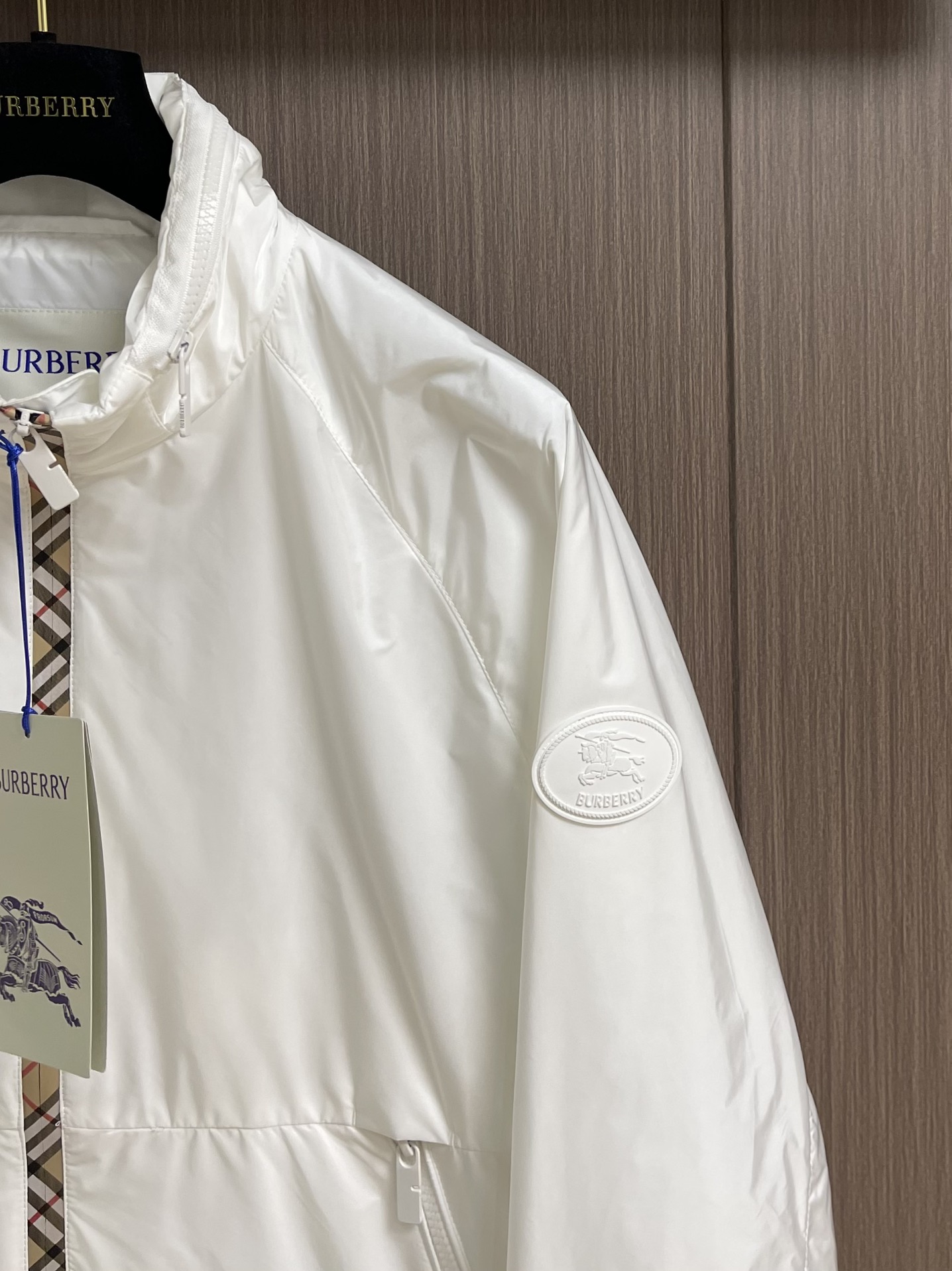 
Burberry 2025Fw新款格纹尼龙立领防晒外套，融入 Burberry 格纹饰带和B 字型拉链