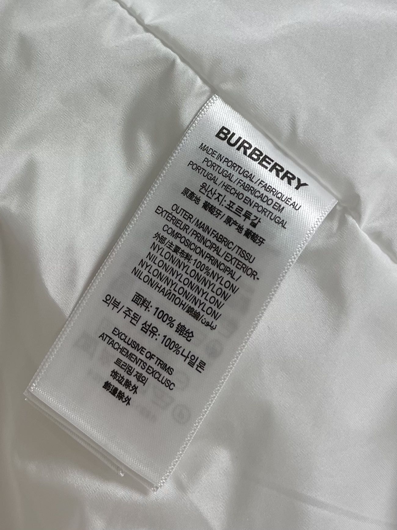 
Burberry 2025Fw新款格纹尼龙立领防晒外套，融入 Burberry 格纹饰带和B 字型拉链