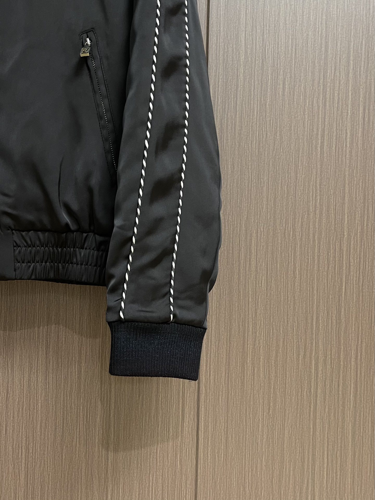 
LV 烫钻丝绸束腰棒球服，采用100％再生锦纶面料，锦纶半消光斜纹布，里布采用人丝斜纹缎面，特种绣花机