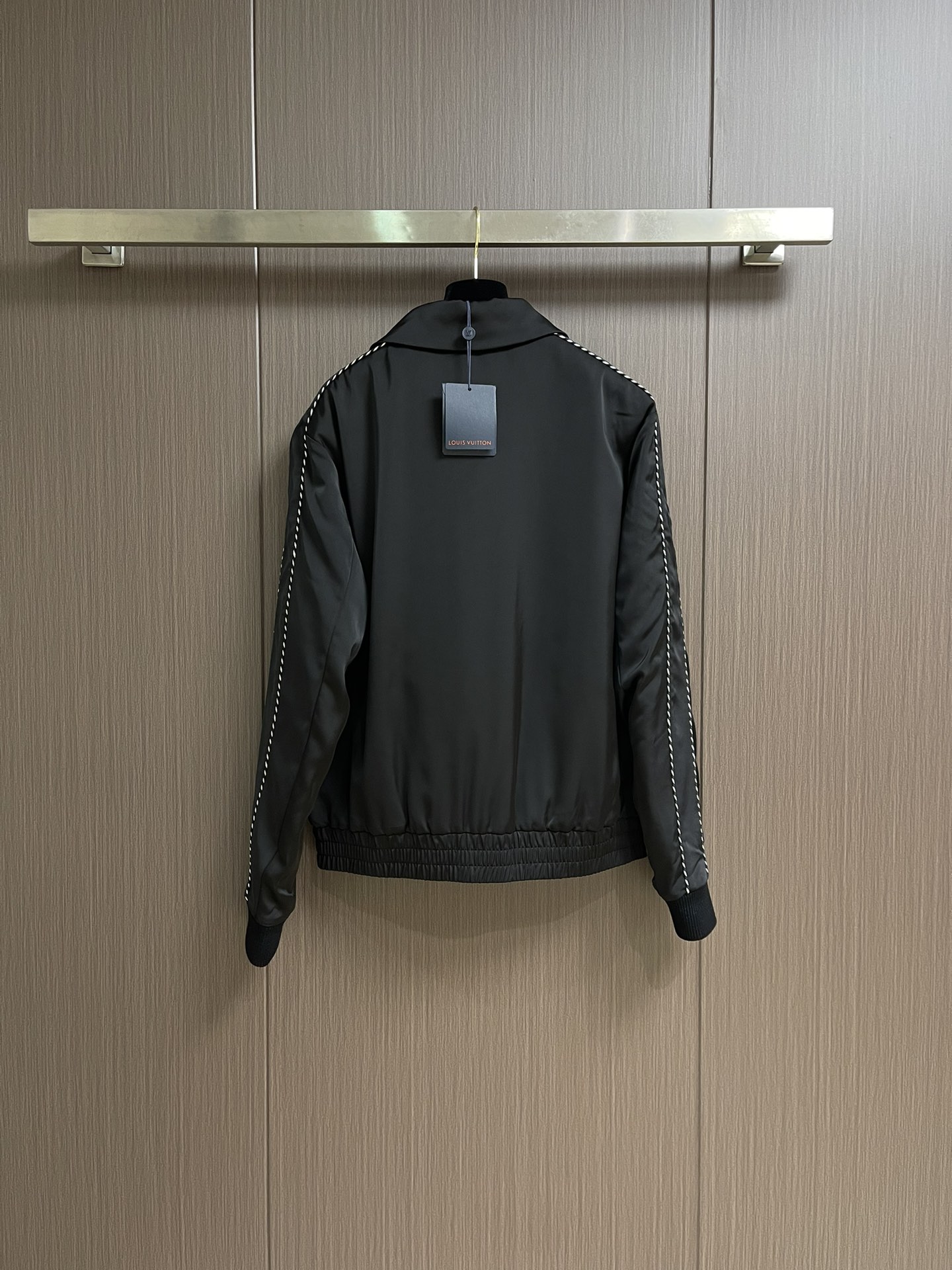 
LV 烫钻丝绸束腰棒球服，采用100％再生锦纶面料，锦纶半消光斜纹布，里布采用人丝斜纹缎面，特种绣花机