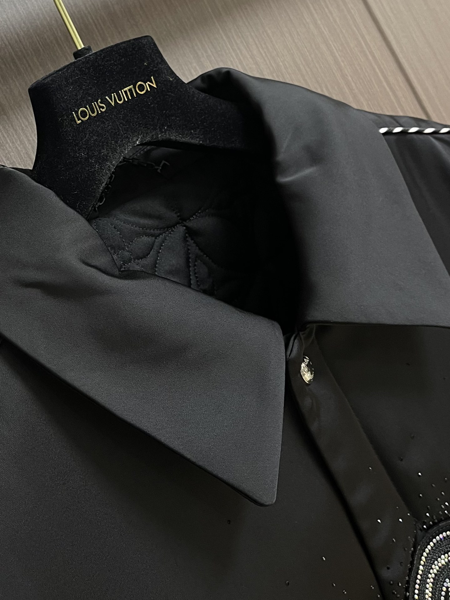 
LV 烫钻丝绸束腰棒球服，采用100％再生锦纶面料，锦纶半消光斜纹布，里布采用人丝斜纹缎面，特种绣花机