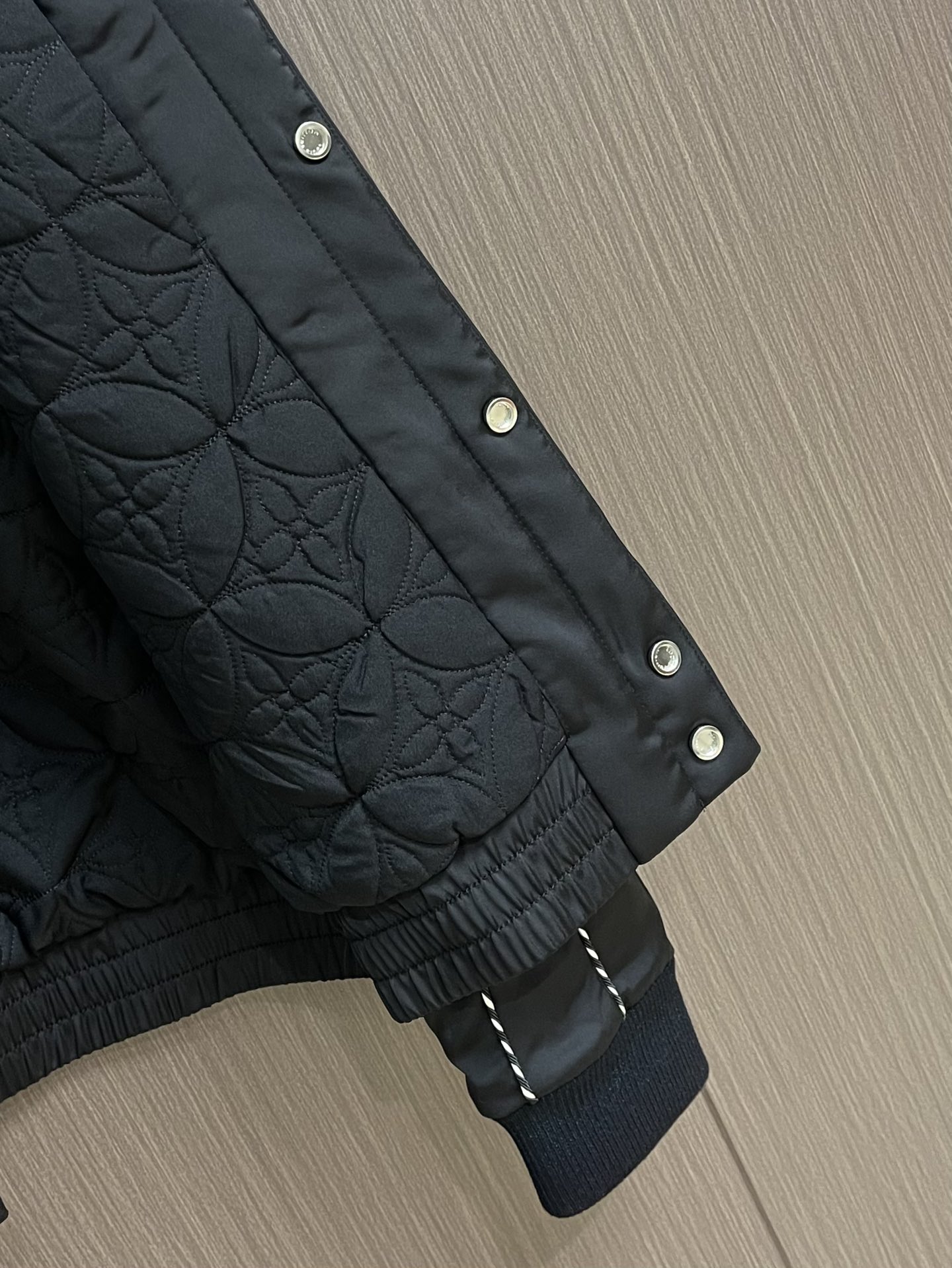 
LV 烫钻丝绸束腰棒球服，采用100％再生锦纶面料，锦纶半消光斜纹布，里布采用人丝斜纹缎面，特种绣花机