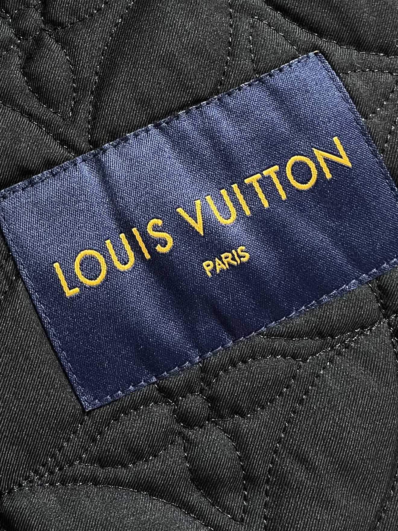 
LV 烫钻丝绸束腰棒球服，采用100％再生锦纶面料，锦纶半消光斜纹布，里布采用人丝斜纹缎面，特种绣花机