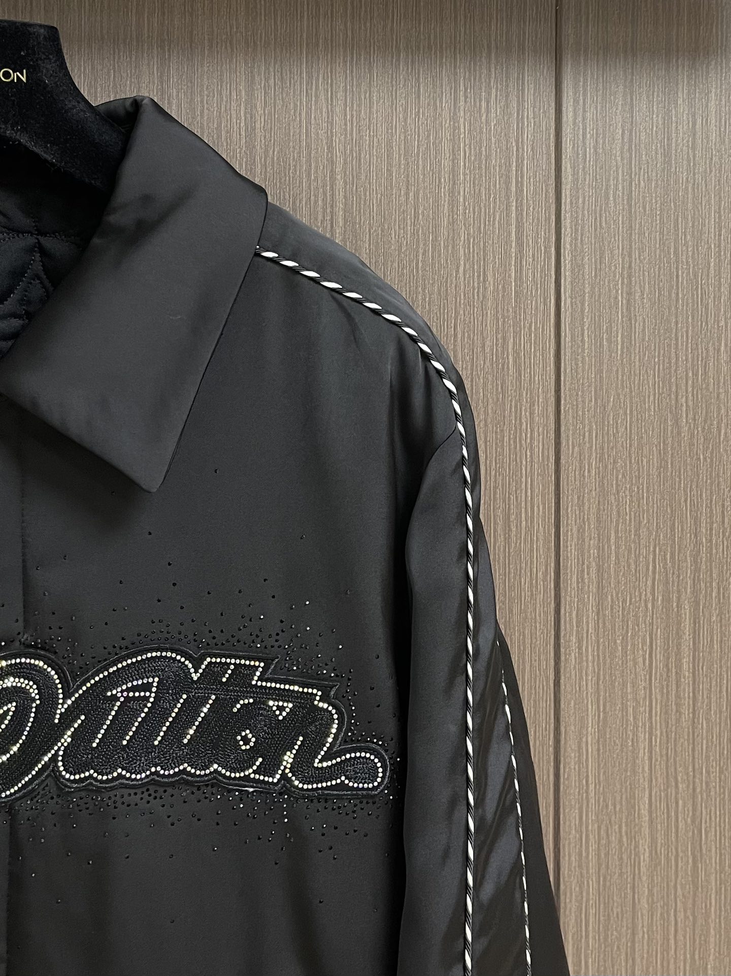 
LV 烫钻丝绸束腰棒球服，采用100％再生锦纶面料，锦纶半消光斜纹布，里布采用人丝斜纹缎面，特种绣花机