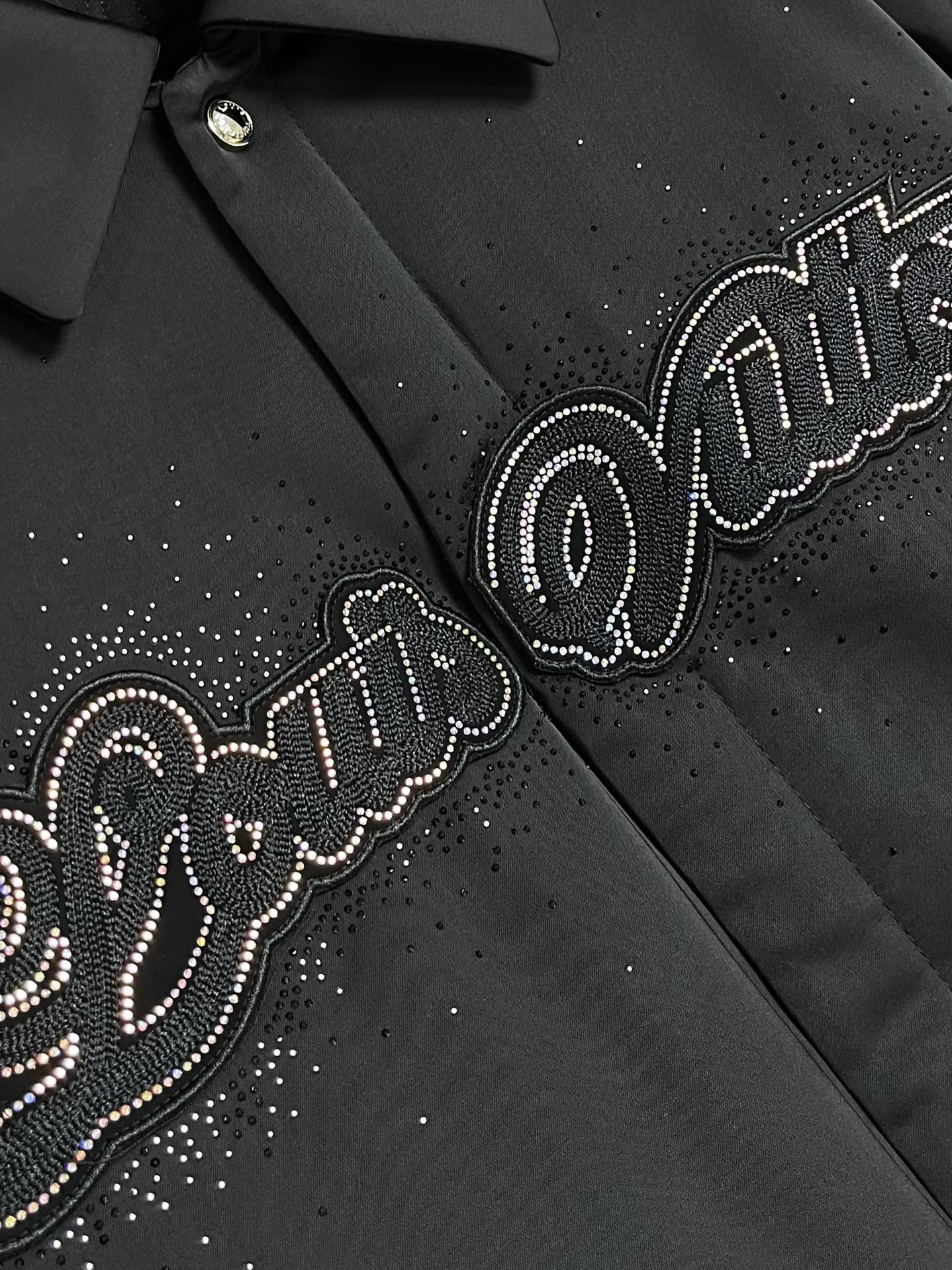 
LV 烫钻丝绸束腰棒球服，采用100％再生锦纶面料，锦纶半消光斜纹布，里布采用人丝斜纹缎面，特种绣花机