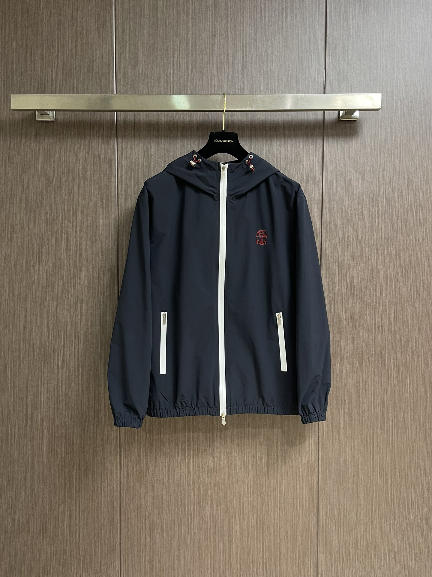 NO:518349,BC 2025SS Autumn and Winter Winter Wind Jacket!  Recommended by old money upstarts!  Business and casual hooded contrast jacket Hooded style Logo embellishment combined with placket zipper contrast design Combined style Waterproof zipper insert pockets on both sides seem simple design Detailed node embellishment Keep improving Technology blended material With lining inside Moderate thickness Suitable for autumn and winter wear The upper body is crisp and stylish Full-quality order Size M-3XL, Jackets & coats, Hats, Alexander wang19860909BC 2025SS秋冬防风外套！老钱新贵推荐！ 商务休闲连帽撞色外套 连帽款式 标志LOGO点缀结合门襟拉链撞色设计 合体的版型 两侧防水拉链插袋看似简约的设计 细节点缀精益求精 科技混纺材质 内有里布 厚度适中 适合秋冬穿着 上身挺括有型 全品相订单 尺码M-3XL,,jackets & coats,hats,alexander wang,Men's clothing