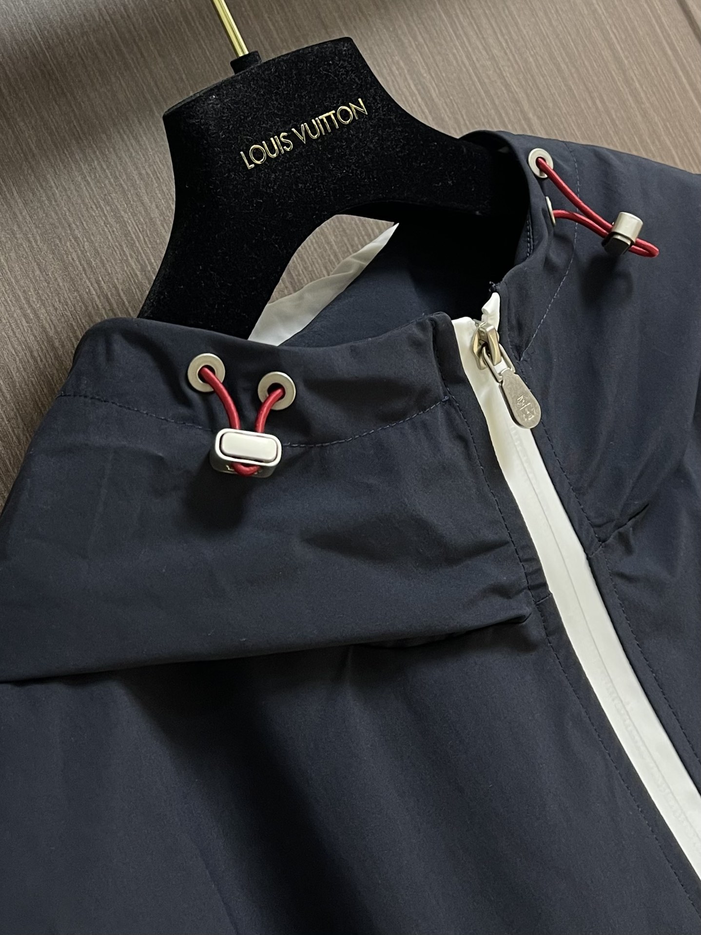 
BC 2025SS秋冬防风外套！老钱新贵推荐！ 商务休闲连帽撞色外套 连帽款式 标志LOGO点缀结合门