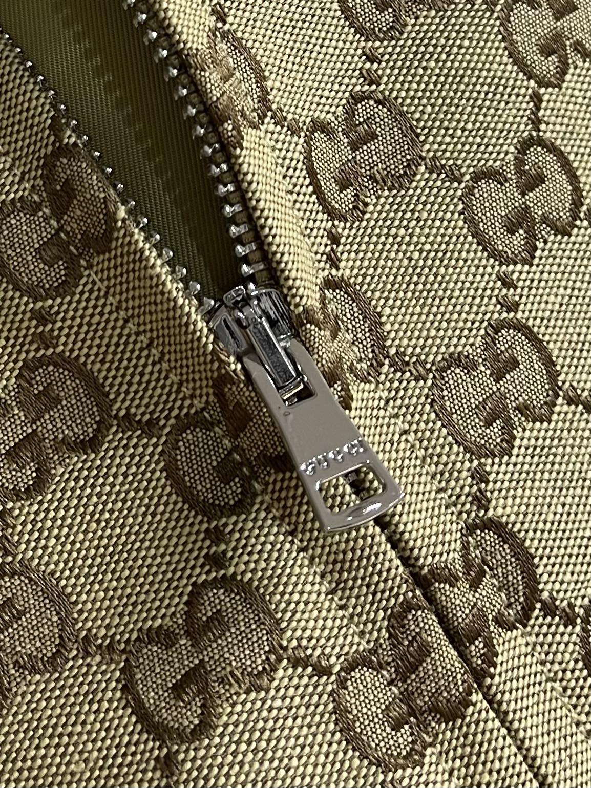 
GUCCI 帆布飞行员夹克外套，2025ss早秋系列运用精致又华丽的面料演绎致臻雅韵，缔就飞行员夹克和