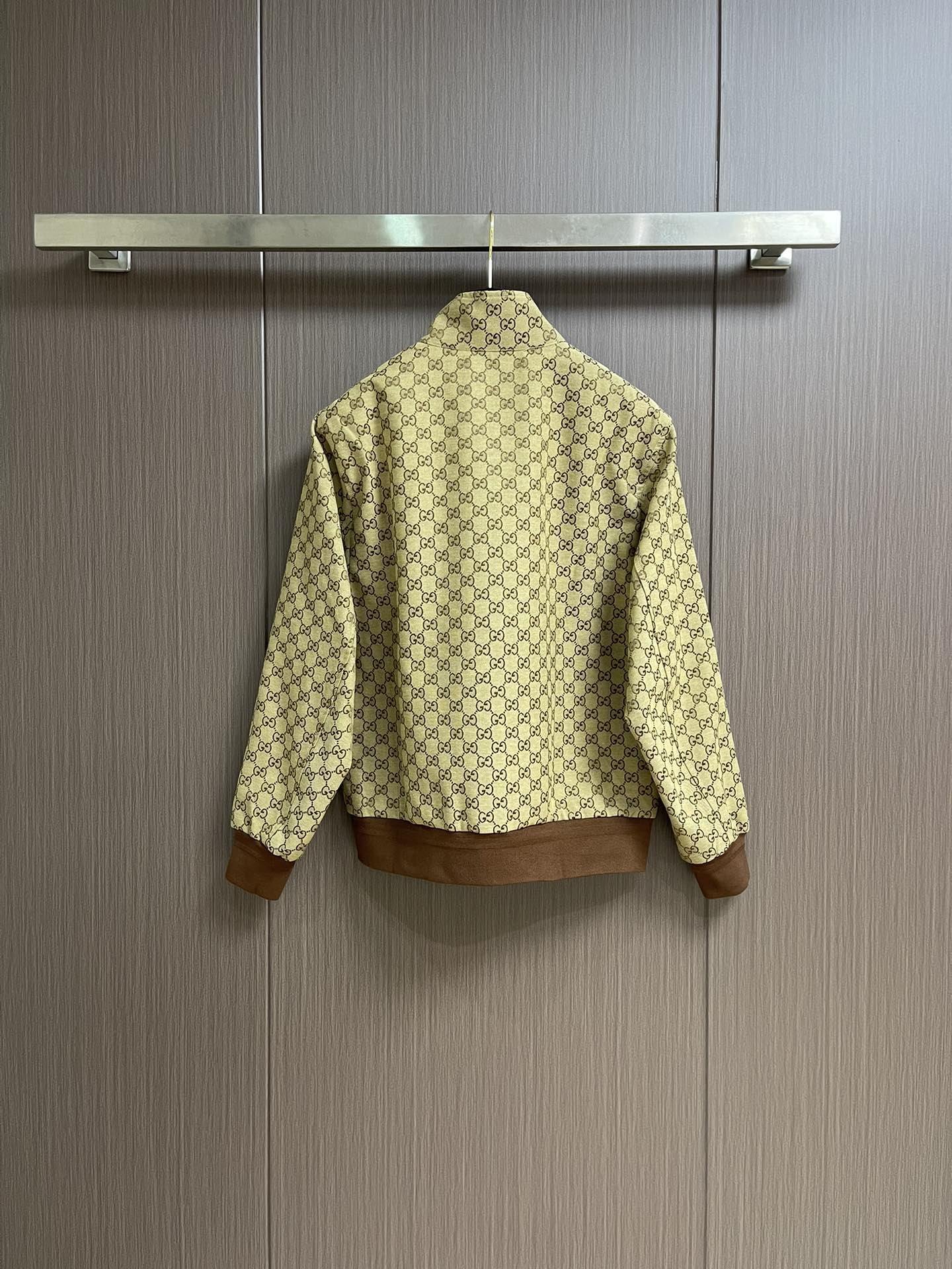 
GUCCI 帆布飞行员夹克外套，2025ss早秋系列运用精致又华丽的面料演绎致臻雅韵，缔就飞行员夹克和