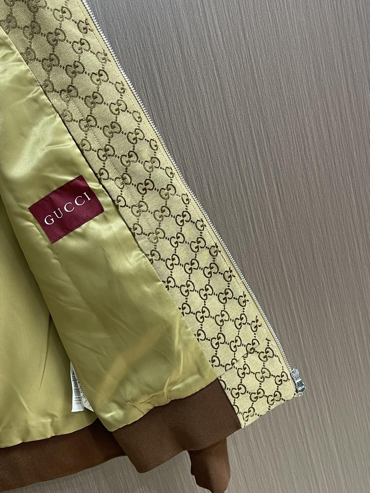 
GUCCI 帆布飞行员夹克外套，2025ss早秋系列运用精致又华丽的面料演绎致臻雅韵，缔就飞行员夹克和