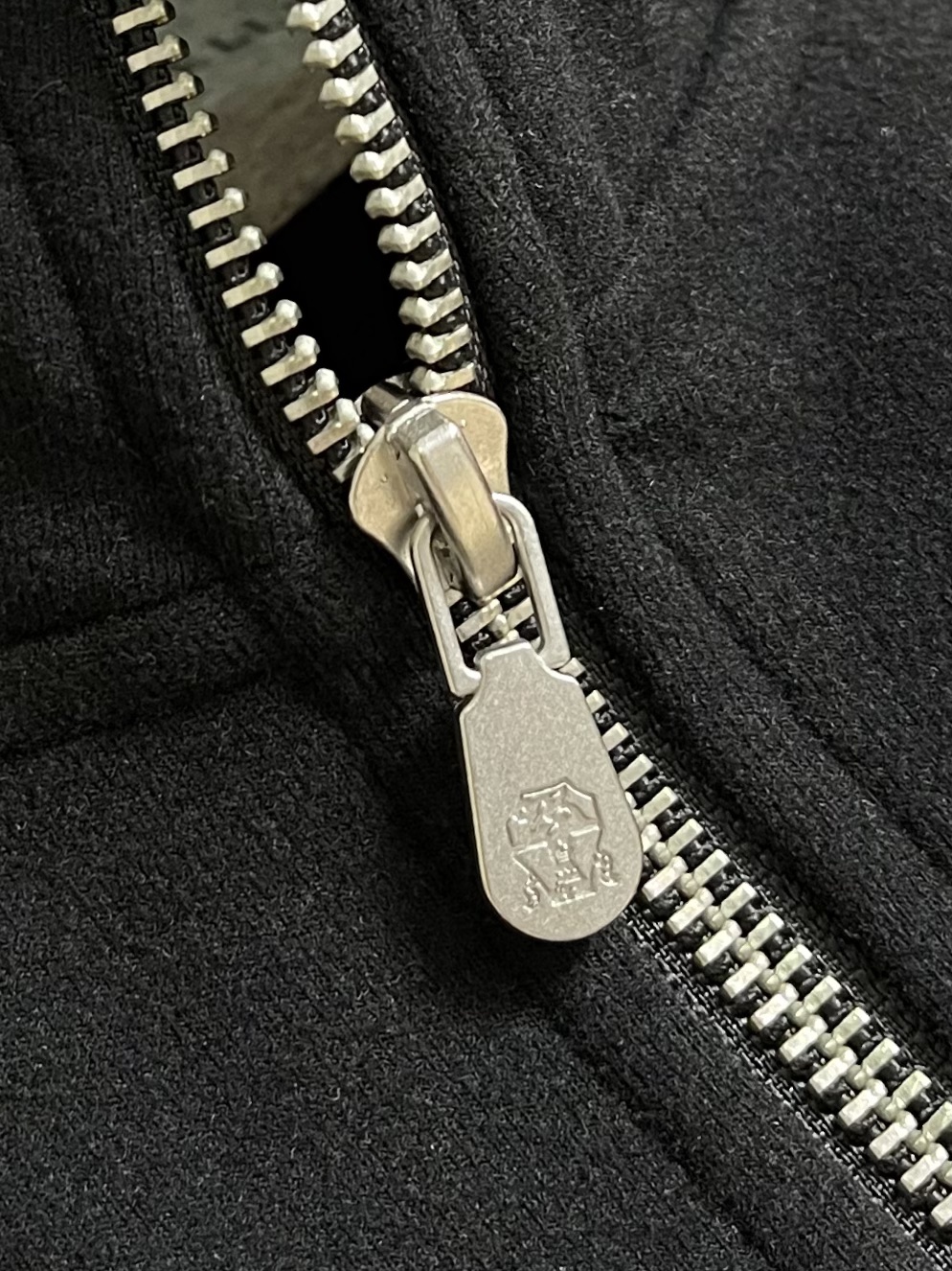 
BC 2025SS秋冬商务休闲羊绒混纺立领外套 经典款秋冬季实穿款式之一 小立领 下摆袖口处采用双料拼