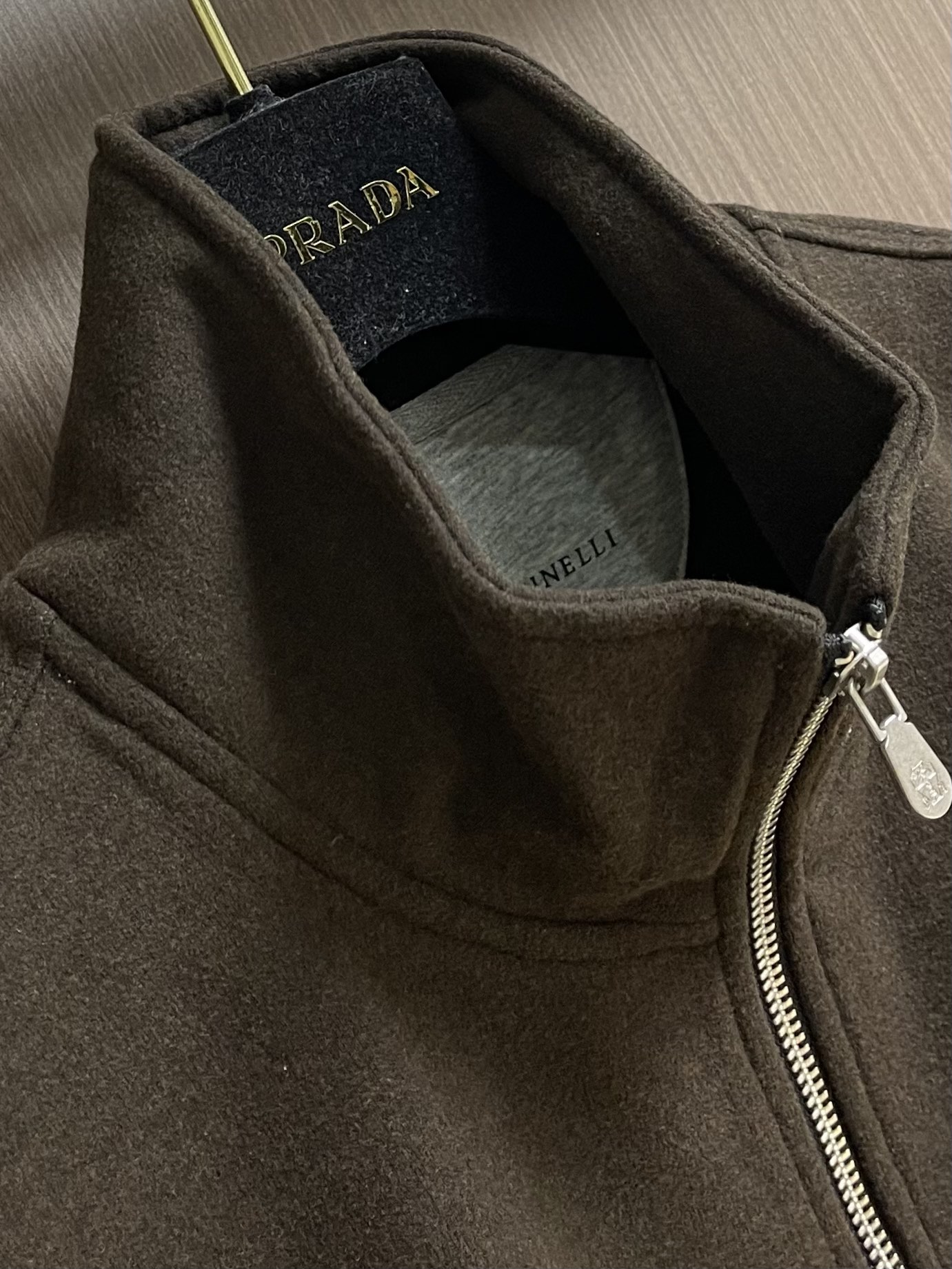 
BC 2025SS秋冬商务休闲羊绒混纺立领外套 经典款秋冬季实穿款式之一 小立领 下摆袖口处采用双料拼