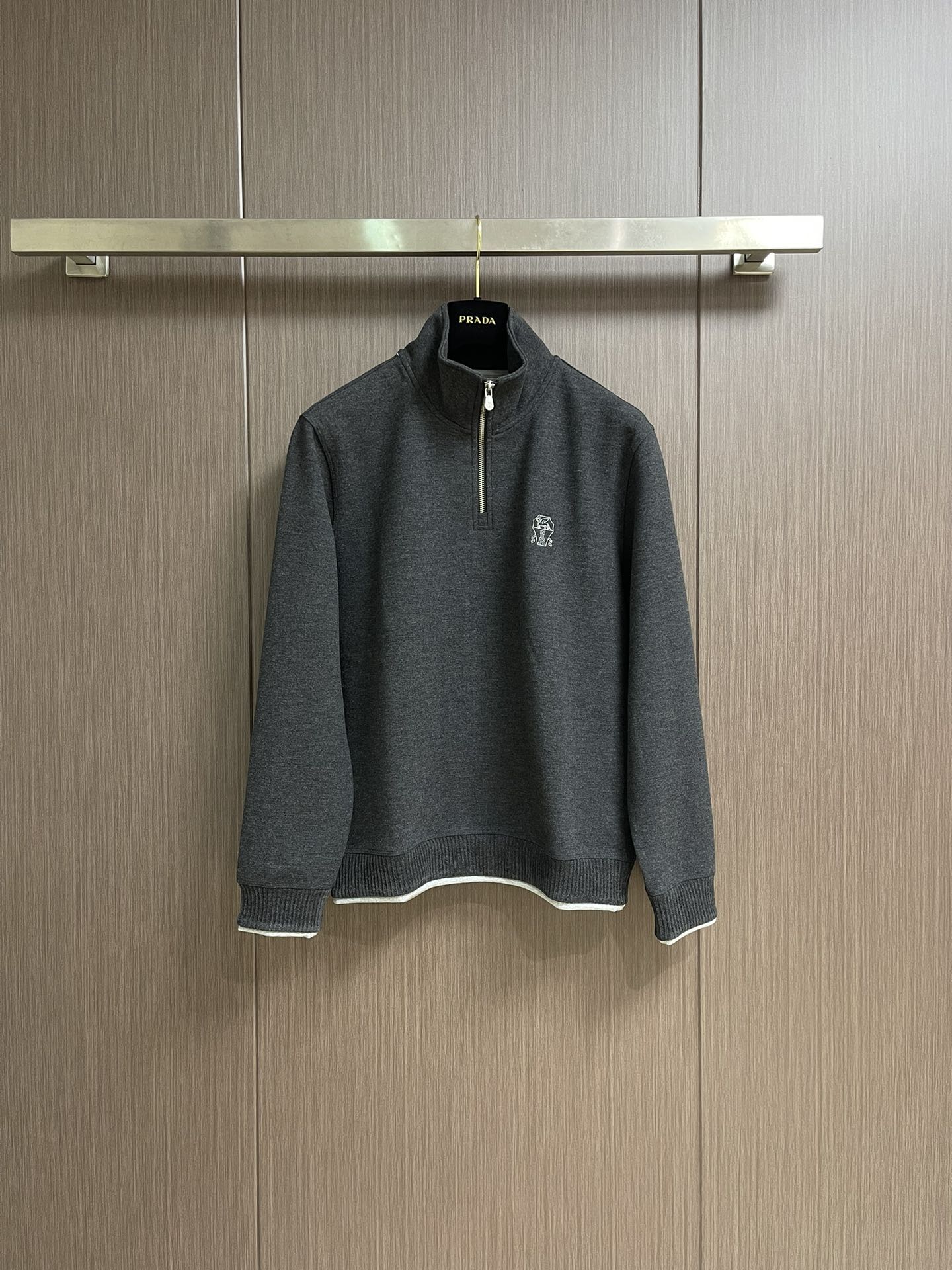 NO:518360,BC 2025SS Autumn and Winter Business and Casual Cashmere Blend Stand Collar Jacket Classic Fabric One of the classic autumn and winter styles Small stand collar The hem cuffs are spliced ​​with double-stitching details, with British retro and fashionable feel, breast letter embroidery embroidery, fitted tailoring, fabric is made of wool-blend material (the blend is easier to handle) Moderate thickness, comfortable feel, upper body, warm, breathable, and also has a good sense of crispness, full-quality order. Size M-3XL,, jackets & coats,alexander wang19860909BC 2025SS秋冬商务休闲羊绒混纺立领外套 经典款秋冬季实穿款式之一 小立领 下摆袖口处采用双料拼接的细节处理 有着英伦复古时尚感 胸标字母刺绣点缀 合体的剪裁 面料采用 羊毛混纺材质（混纺材质更易于打理） 厚度适中 手感舒适 上身 保暖 透气 的同时 又有很好的挺括感 全品相订单.尺码M-3XL,,jackets & coats,alexander wang,Men's clothing