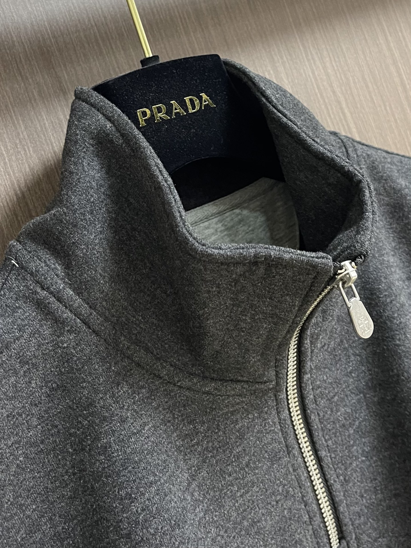 
BC 2025SS秋冬商务休闲羊绒混纺立领外套 经典款秋冬季实穿款式之一 小立领 下摆袖口处采用双料拼