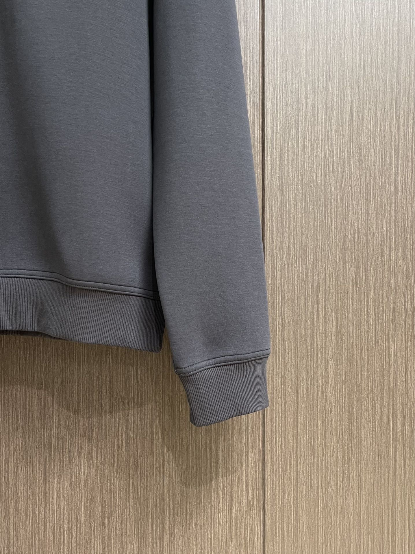 
HERMES Jeu d'Adresse 刺绣标志 半拉休闲帽衫卫衣 全品相订单 做工每一处细节都处理