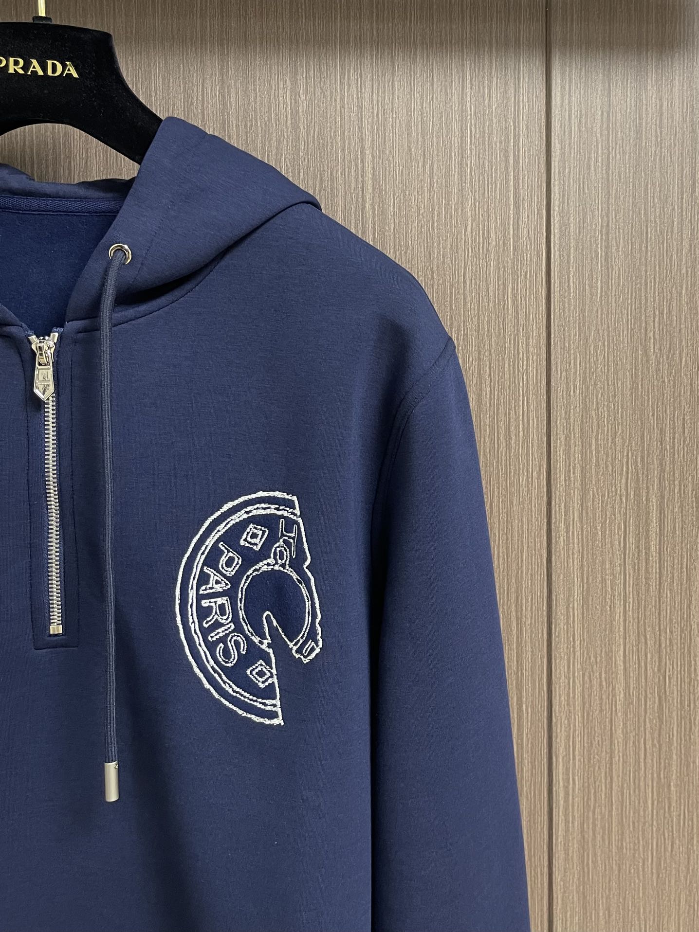 
HERMES Jeu d'Adresse 刺绣标志 半拉休闲帽衫卫衣 全品相订单 做工每一处细节都处理