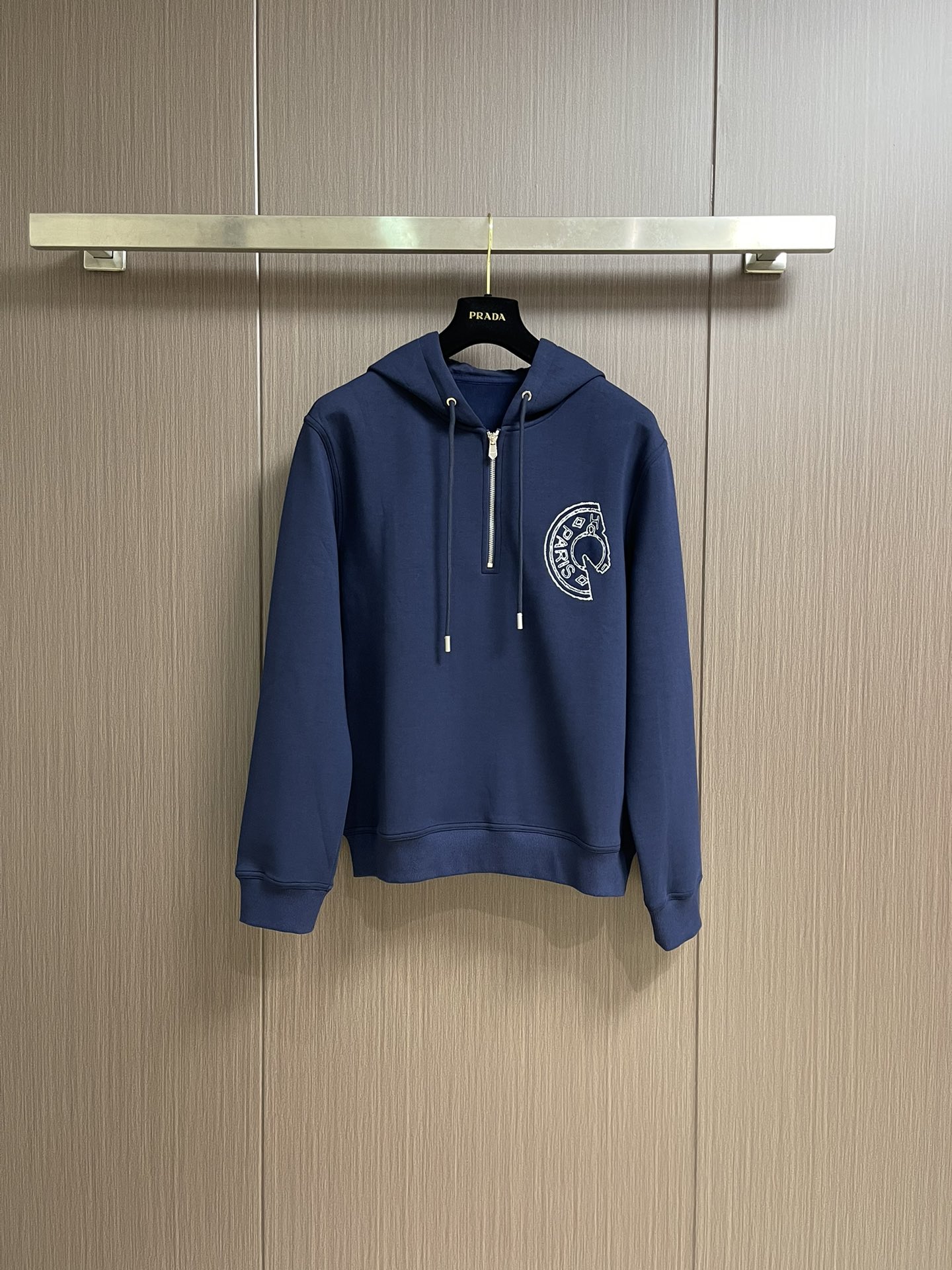 NO:518363,HERMES Jeu d'Adresse embroidery logo, half-pull casual hoodie sweater, full-quality order, every detail of the workmanship is very delicately processed, chest embroidery, horse head theme, seem simple, towel flat embroidery, multi-color embroidery, cumbersome workmanship, exquisite finished product, half-pull, logo letter details, combined style, upper body can experience the theme brings youthfulness and fashion exquisiteness, slightly broad tailoring, Austrian modal fiber, known as breathable air-layer fabric, through structural design, three pieces of fabric structure of inner, middle and outer, thus forming an air interlayer in the fabric.  Good fluffy and elastic.  To form a static air layer, it can achieve warmth effect, good wrinkle resistance, soft and comfortable, smooth and breathable warm fabric, overall, has a good backbone, the overall upper body is upright and stylish. Size M-3XL, hermes, hoodie, sweatshirts, hats, alexander wang19860909HERMES Jeu d'Adresse 刺绣标志 半拉休闲帽衫卫衣 全品相订单 做工每一处细节都处理的很精致 胸口刺绣马头主题 看似简单 采用毛巾平绣 多色拼的点缀 做工繁琐 成品精致 门襟半拉 标志字母细节 合体的版型 上身就能体会主题带来年轻与时尚精致感, 微阔的剪裁,奥地利莫代尔纤维 被誉为会呼吸的空气层面料,通过结构设计采用里、中、外三片的织物结构,从而在织物中形成空气夹层．蓬松性好 手感Q弹力．以形成静止空气层,从而达到保暖效果,抗皱性佳入手柔软舒适,亲 肤爽滑透气保暖面料整体又有着很好的骨干,整体上身挺拔有型.尺码M-3XL,,hermes,hoodie,sweatshirts,hats,alexander wang,Men's clothing