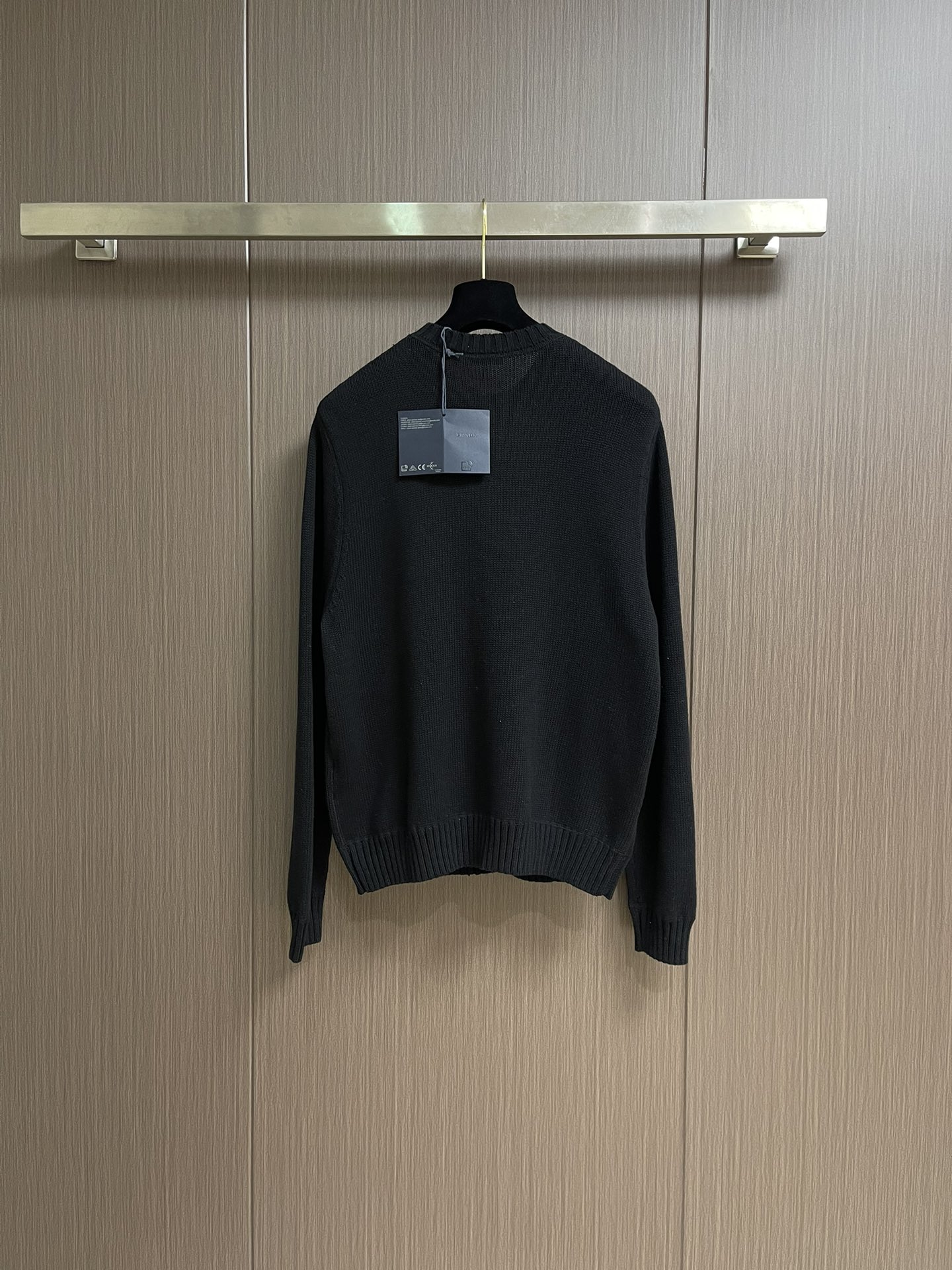 
Prada 提花圆领针织毛衣，定织韵55°绒奢羊绒毛料 质感十足 舒适贴肤 以高级灰为底 深沉而不失优