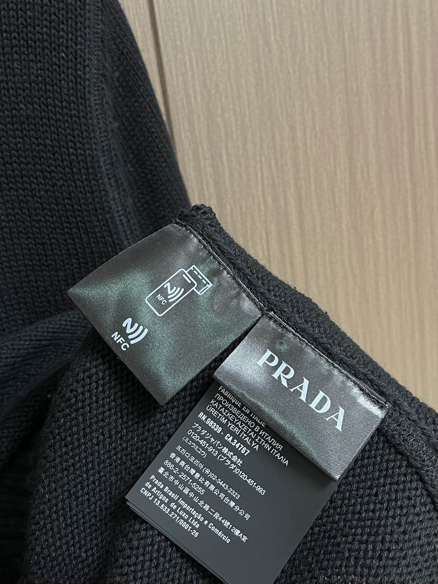 
Prada 提花圆领针织毛衣，定织韵55°绒奢羊绒毛料 质感十足 舒适贴肤 以高级灰为底 深沉而不失优