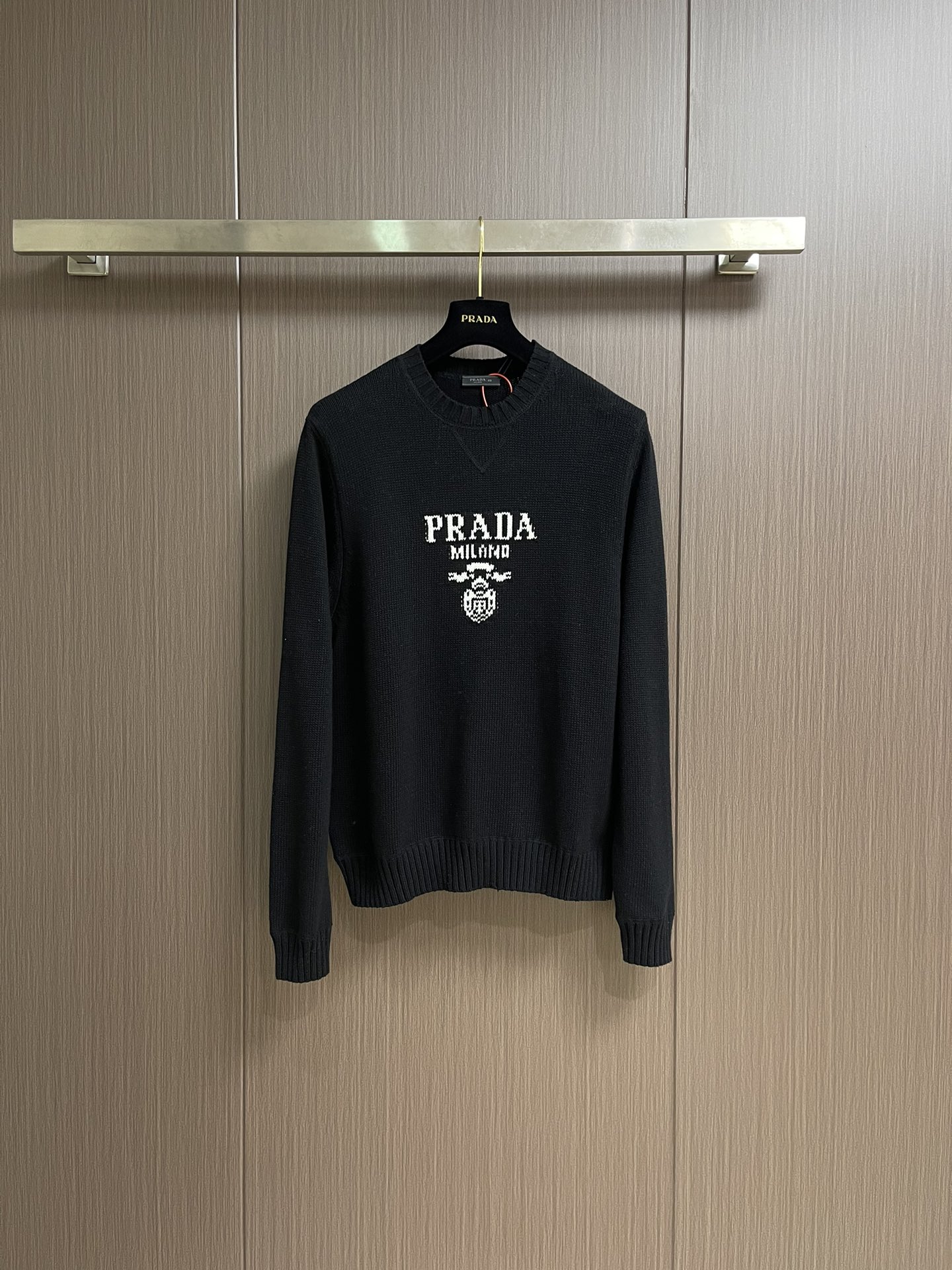 
Prada 提花圆领针织毛衣，定织韵55°绒奢羊绒毛料 质感十足 舒适贴肤 以高级灰为底 深沉而不失优