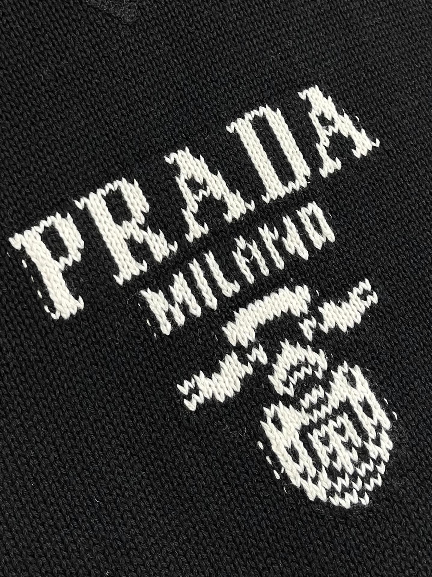 
Prada 提花圆领针织毛衣，定织韵55°绒奢羊绒毛料 质感十足 舒适贴肤 以高级灰为底 深沉而不失优