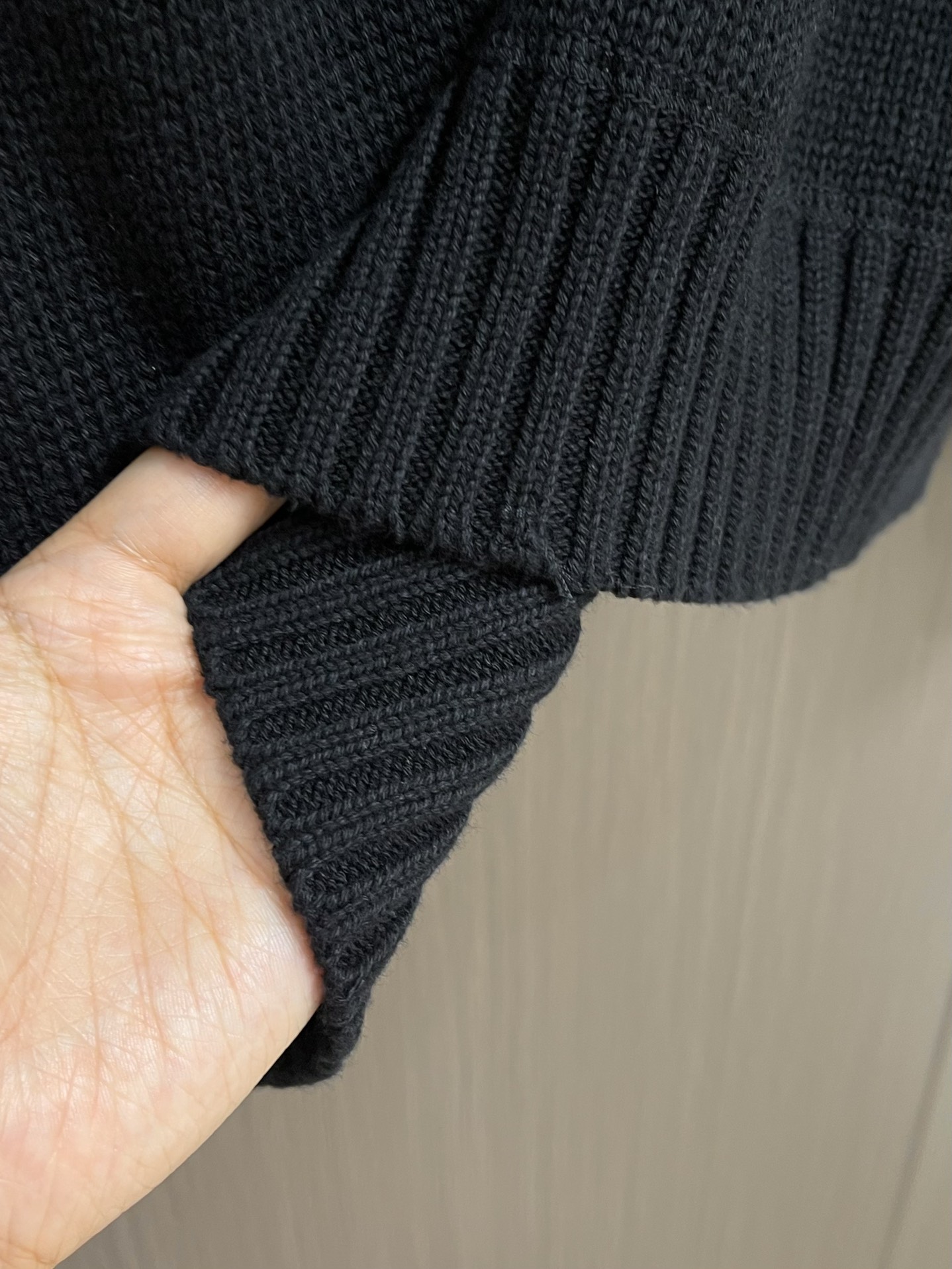 
Prada 提花圆领针织毛衣，定织韵55°绒奢羊绒毛料 质感十足 舒适贴肤 以高级灰为底 深沉而不失优