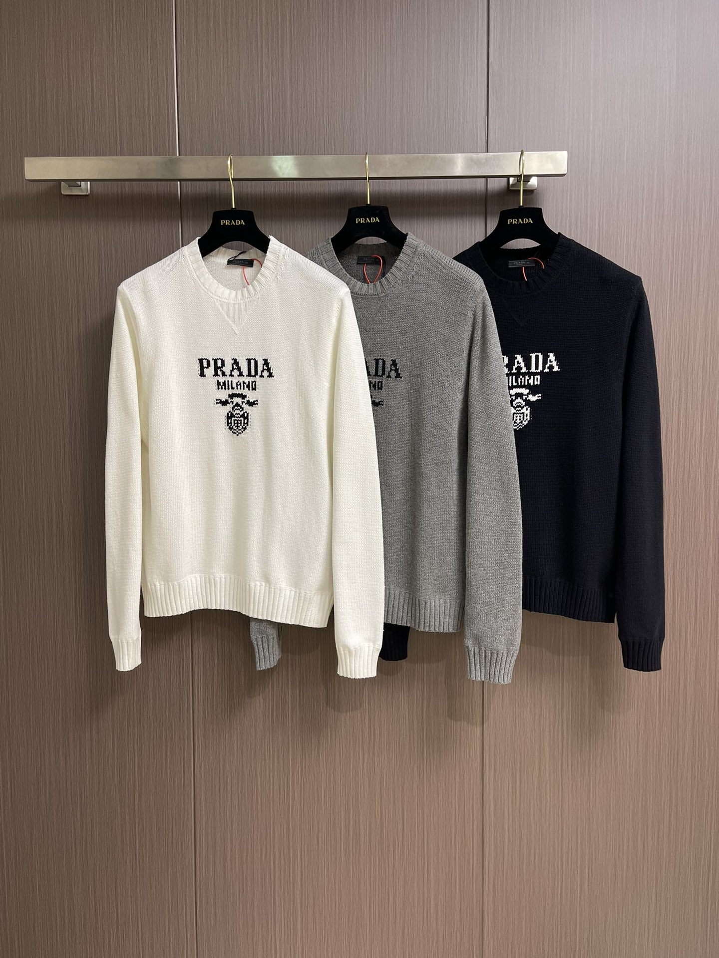 
Prada 提花圆领针织毛衣，定织韵55°绒奢羊绒毛料 质感十足 舒适贴肤 以高级灰为底 深沉而不失优