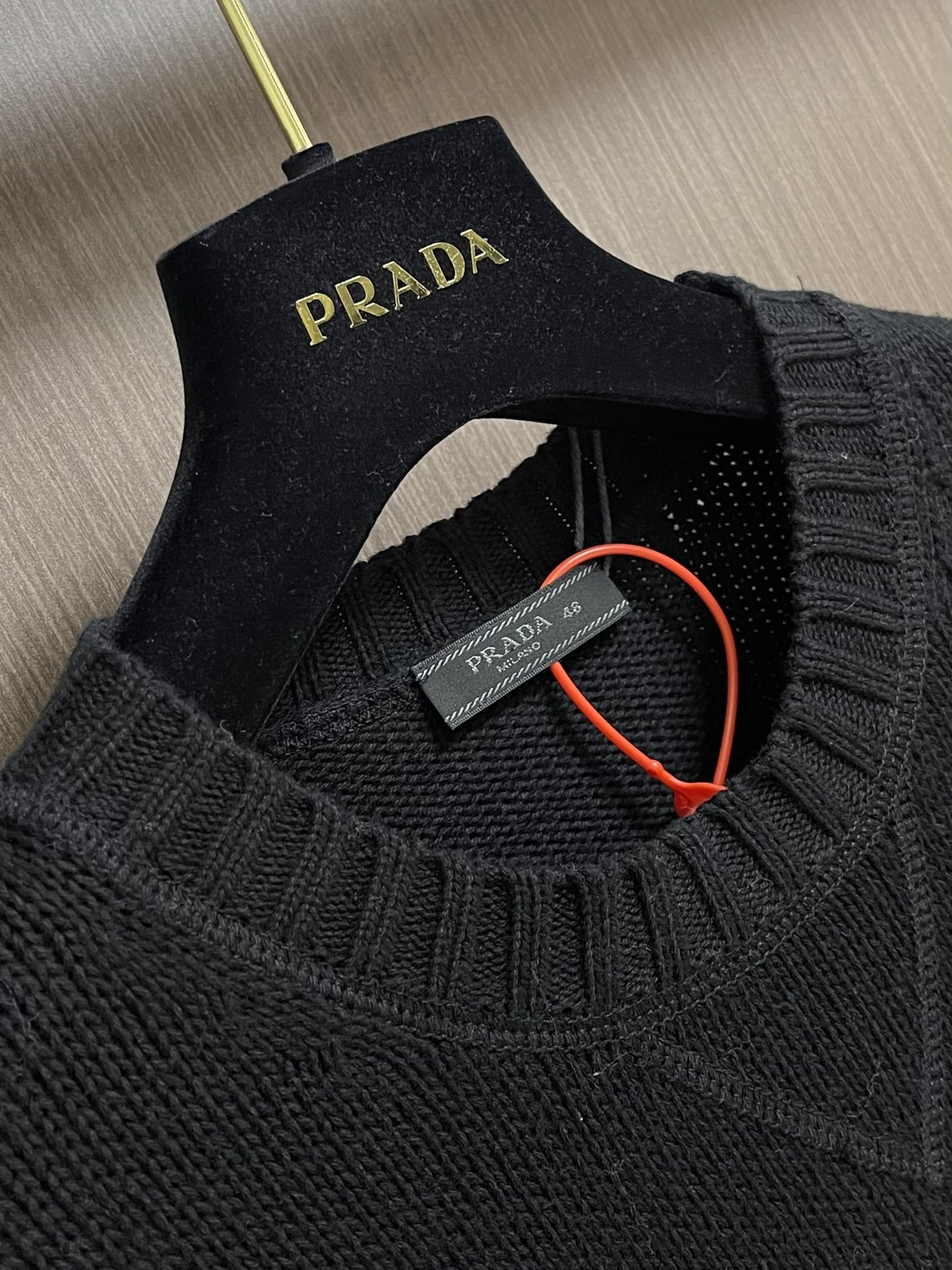 
Prada 提花圆领针织毛衣，定织韵55°绒奢羊绒毛料 质感十足 舒适贴肤 以高级灰为底 深沉而不失优