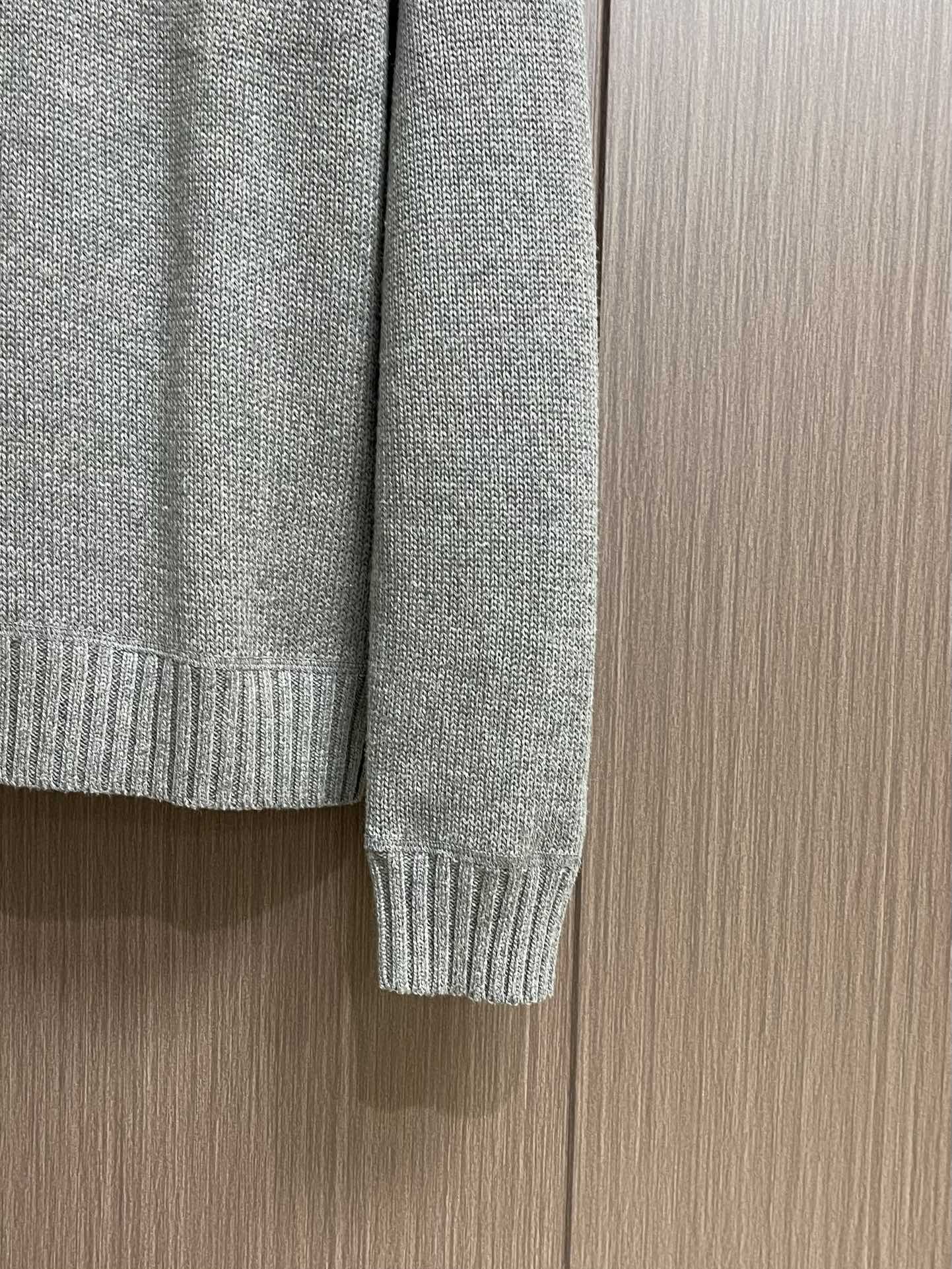 
Prada 提花圆领针织毛衣，定织韵55°绒奢羊绒毛料 质感十足 舒适贴肤 以高级灰为底 深沉而不失优