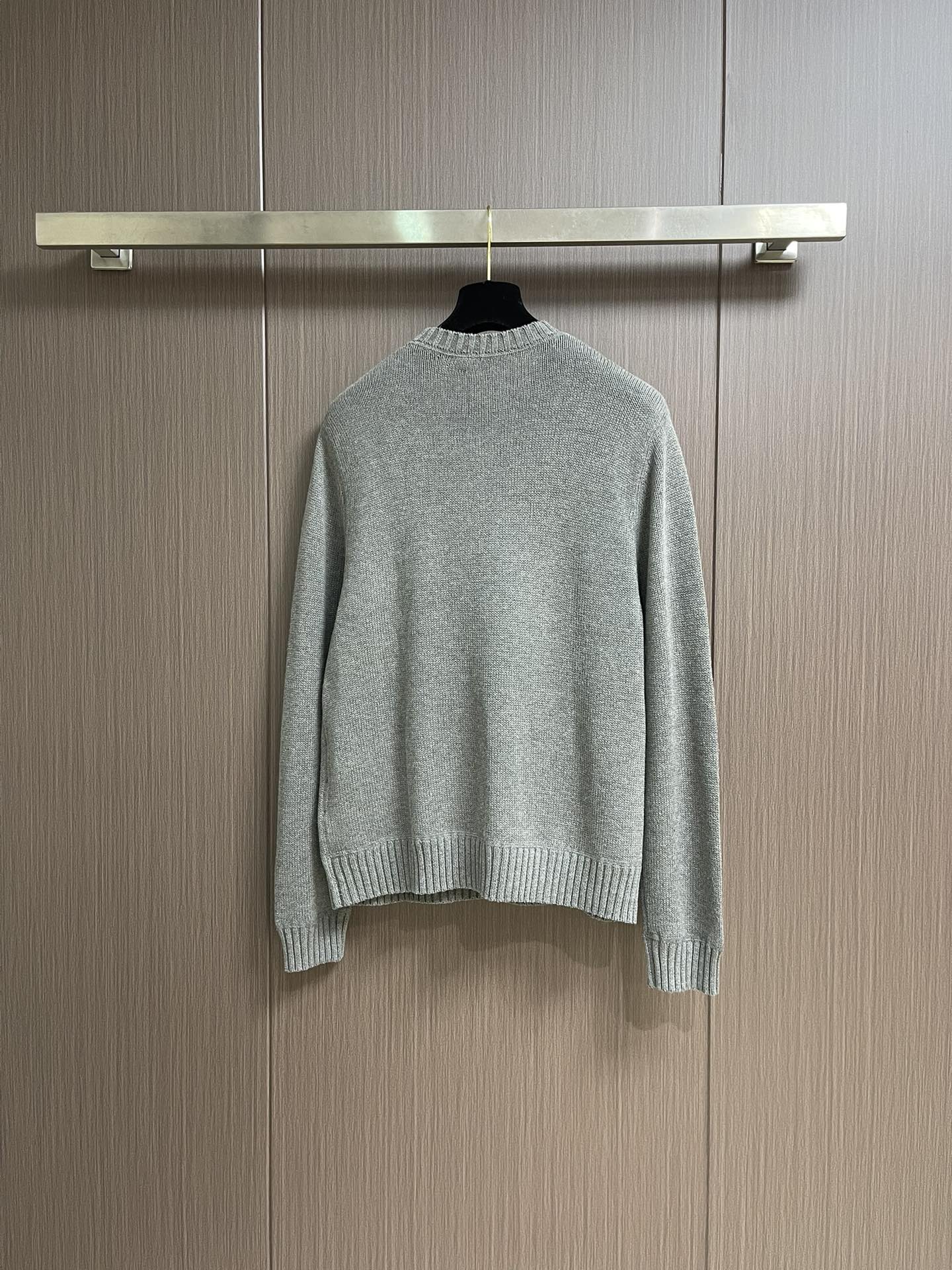 
Prada 提花圆领针织毛衣，定织韵55°绒奢羊绒毛料 质感十足 舒适贴肤 以高级灰为底 深沉而不失优