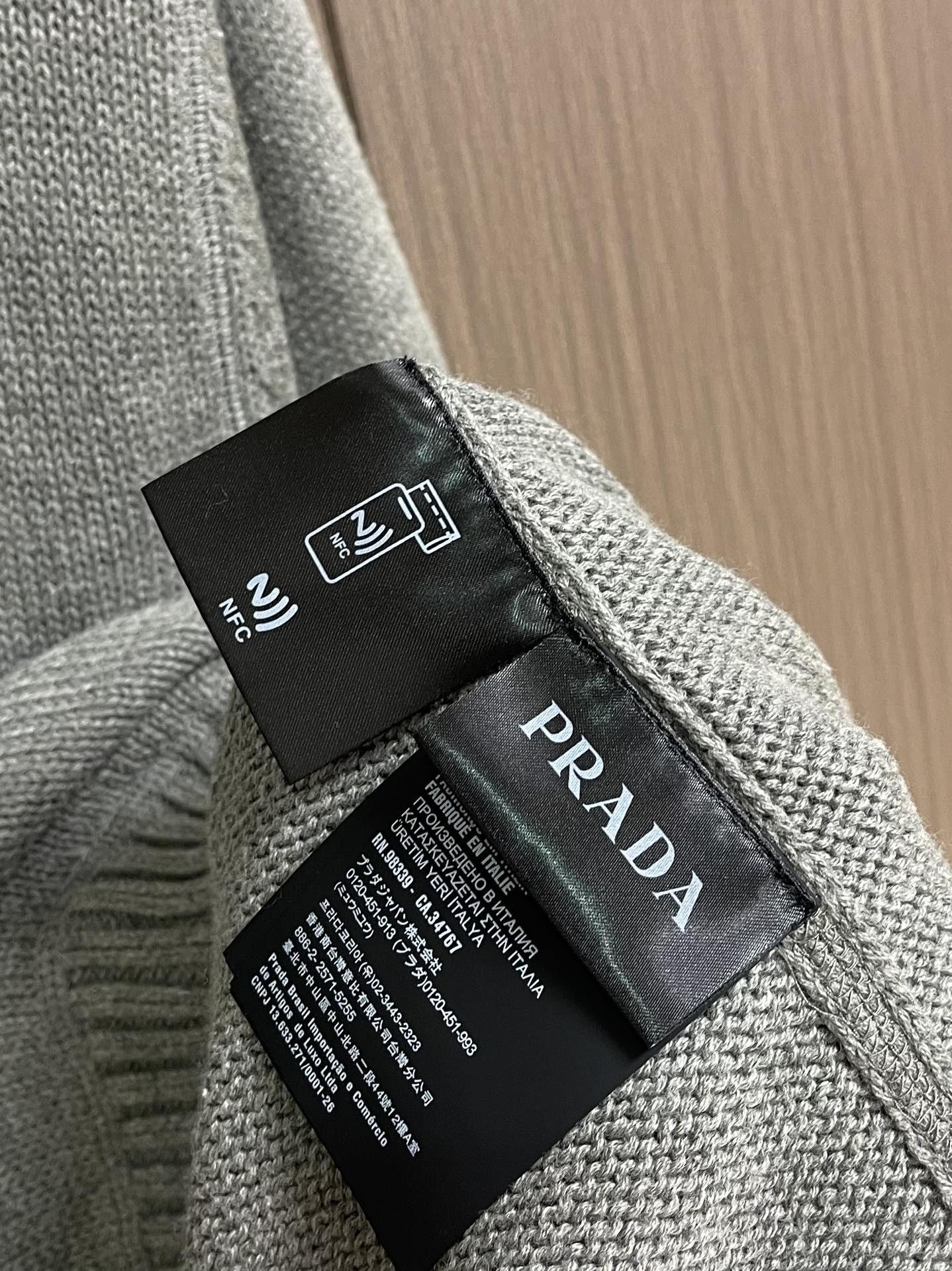 
Prada 提花圆领针织毛衣，定织韵55°绒奢羊绒毛料 质感十足 舒适贴肤 以高级灰为底 深沉而不失优