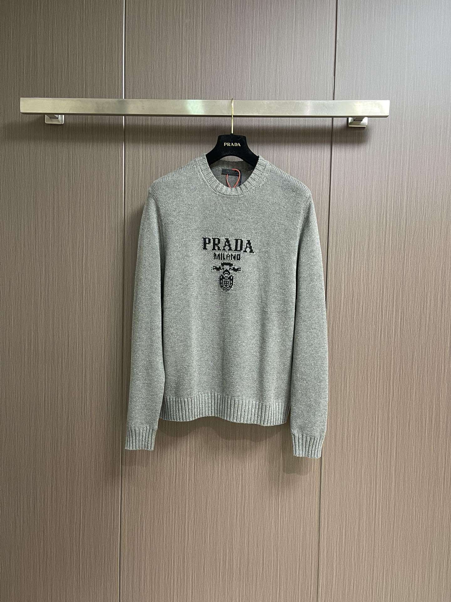 
Prada 提花圆领针织毛衣，定织韵55°绒奢羊绒毛料 质感十足 舒适贴肤 以高级灰为底 深沉而不失优