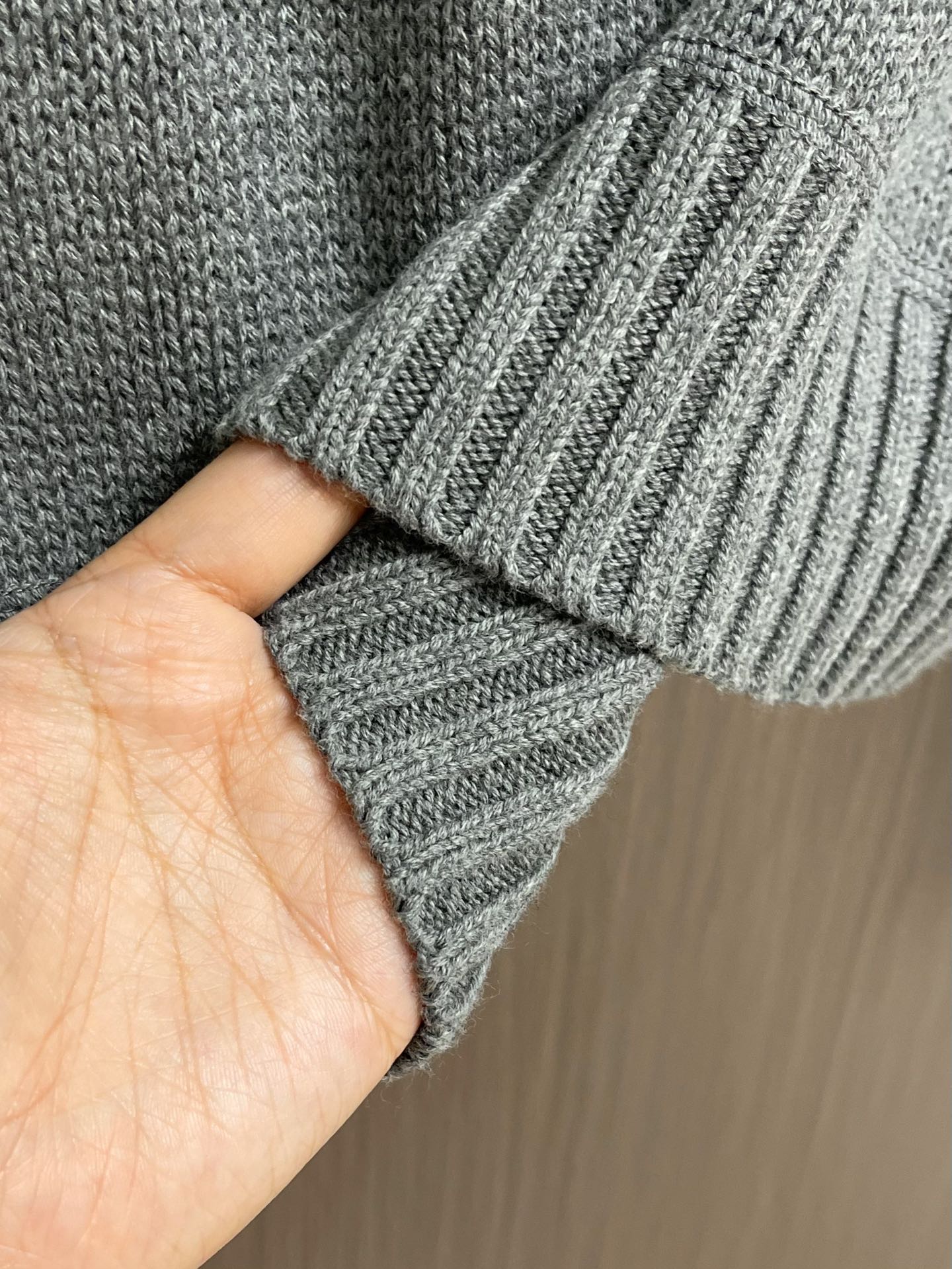 
Prada 提花圆领针织毛衣，定织韵55°绒奢羊绒毛料 质感十足 舒适贴肤 以高级灰为底 深沉而不失优