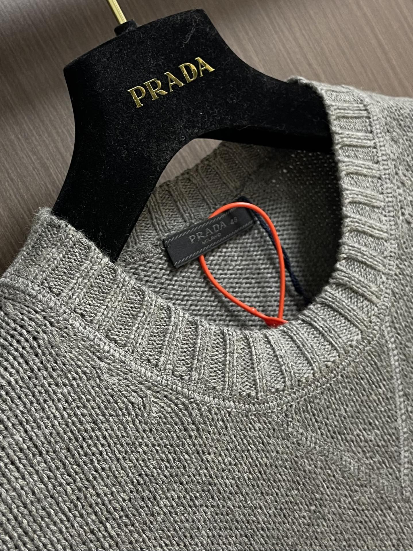 
Prada 提花圆领针织毛衣，定织韵55°绒奢羊绒毛料 质感十足 舒适贴肤 以高级灰为底 深沉而不失优