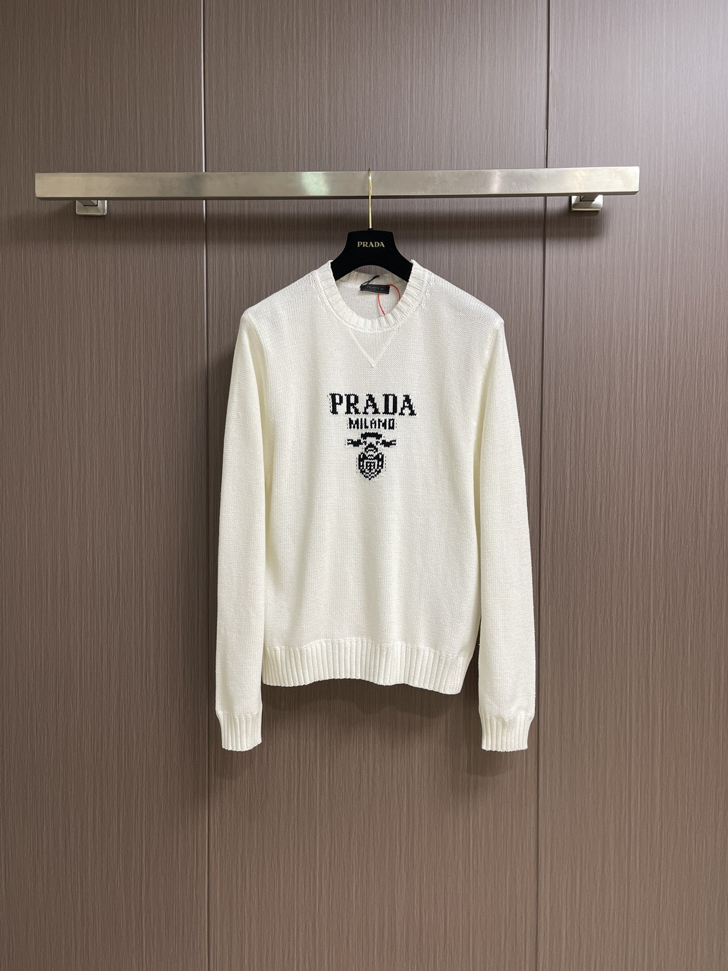 NO:516728,Prada jacquard round neck knit sweater, 55° velvet luxury cashmere material, full texture, comfortable skin, base with high-end gray, deep and elegant, black jacquard pen, outlines a beautiful Italian painting, the iconic Prada logo is eye-catching in jacquard, unique design with the collar triangle, complements the brand recognition, follows Prada's usual simple style, classic posture, opens up the infinite possibilities of fashionable matching, is organized by imported German machines, precisely controls the arrangement and interweaving of yarns carefully intertwined on the loom Prada logo jacquard art pattern inlay, fabric is more vivid and three-dimensional, using seam three-dimensional seam. It uses specific sewing methods at the joints to make the clothes appear more three-dimensional and fit the body. The workmanship is cumbersome and complicated, and the laundry washing water and soft smell removal process  Deep cleaning and deodorizing clothing with professional washing equipment and specific detergents Improve the feel and appearance of clothing. Size 46-52, prada, sweaters, alexander wang19860909Prada 提花圆领针织毛衣,定织韵55°绒奢羊绒毛料 质感十足 舒适贴肤 以高级灰为底 深沉而不失优雅 黑色提花作笔 勾勒出一幅意式奢尚的绝美画卷 标志性Prada徽标以提花方式醒目呈现 与领口三角区拼接独特设计相得益彰增添品牌辨识度 遵循了Prada一贯的简约风格 以经典之姿 开启时尚搭配的无限可能,德国进口机提花组织而成 精确地控制纱线的排列和交织方式 在织机上精心交织 Prada徽标提花艺术图案镶饰 织物更加生动立体,采用接缝立体缝线 它通过在接缝处使用特定的缝纫方法 使衣物呈现出更加立体和贴合身体的效果 做工繁琐复杂,成衣洗水加软去味工艺 通过专业的洗涤设备和特定的洗涤剂 对衣物进行深度清洁和去味处理 改善衣物的手感和外观.尺码46-52,,prada,sweaters,alexander wang,Men's clothing