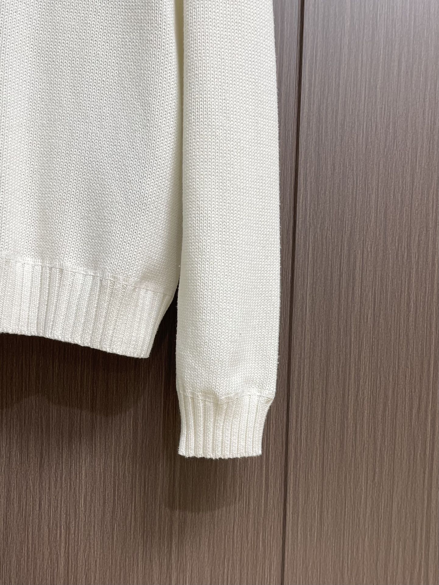 
Prada 提花圆领针织毛衣，定织韵55°绒奢羊绒毛料 质感十足 舒适贴肤 以高级灰为底 深沉而不失优