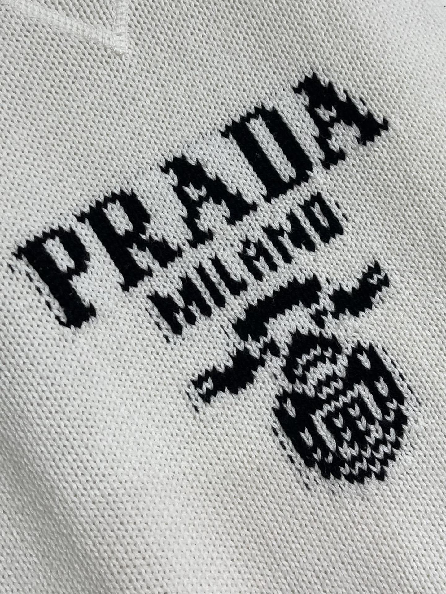 
Prada 提花圆领针织毛衣，定织韵55°绒奢羊绒毛料 质感十足 舒适贴肤 以高级灰为底 深沉而不失优