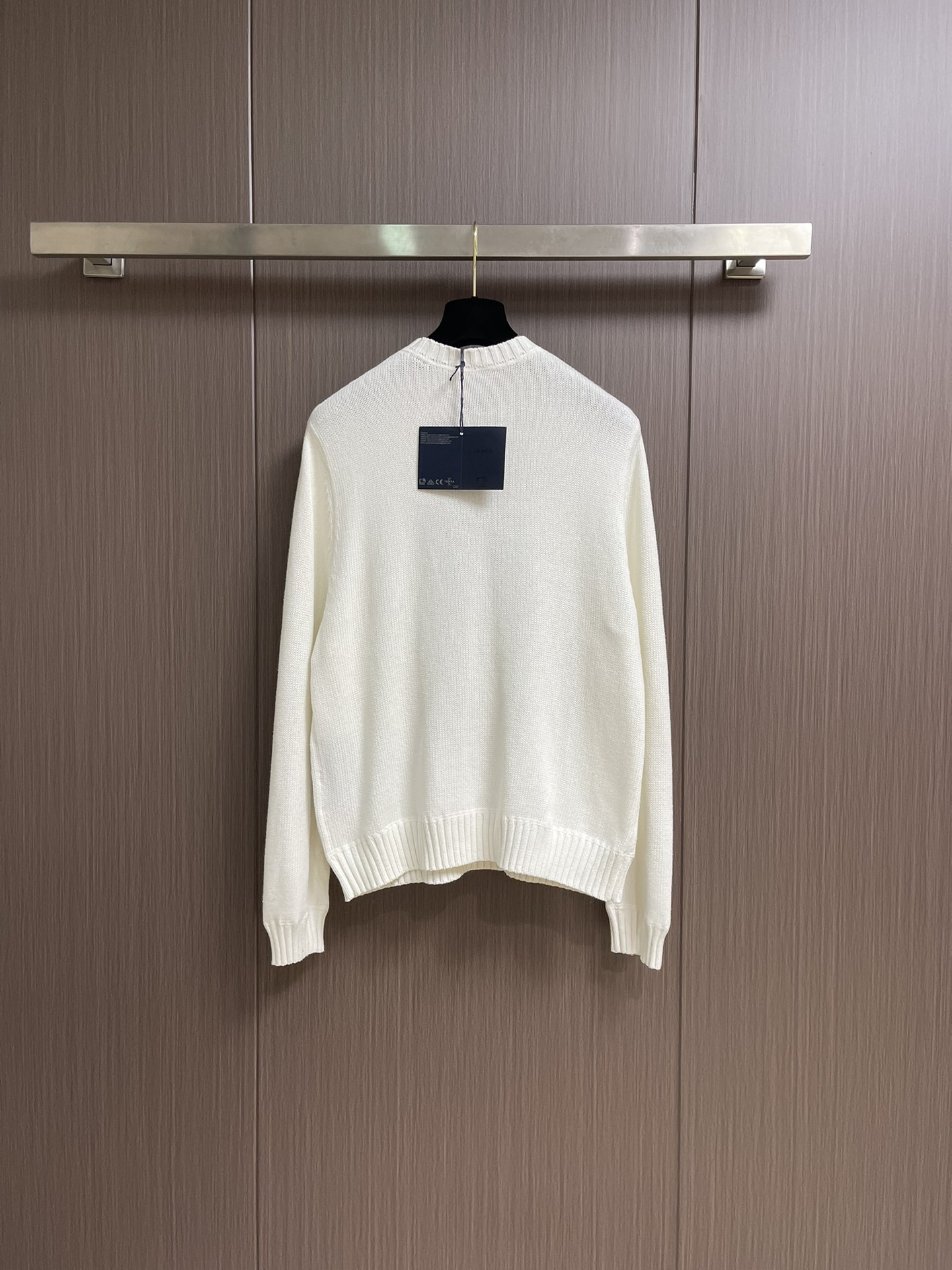 
Prada 提花圆领针织毛衣，定织韵55°绒奢羊绒毛料 质感十足 舒适贴肤 以高级灰为底 深沉而不失优