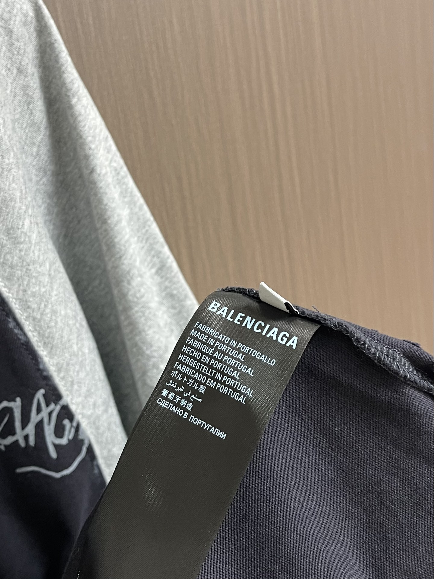 
BALENCIAGA 巴黎世家标识拼接插肩短袖T恤，面料选用32S双纱拉架270g纯棉材质，以平纹组织