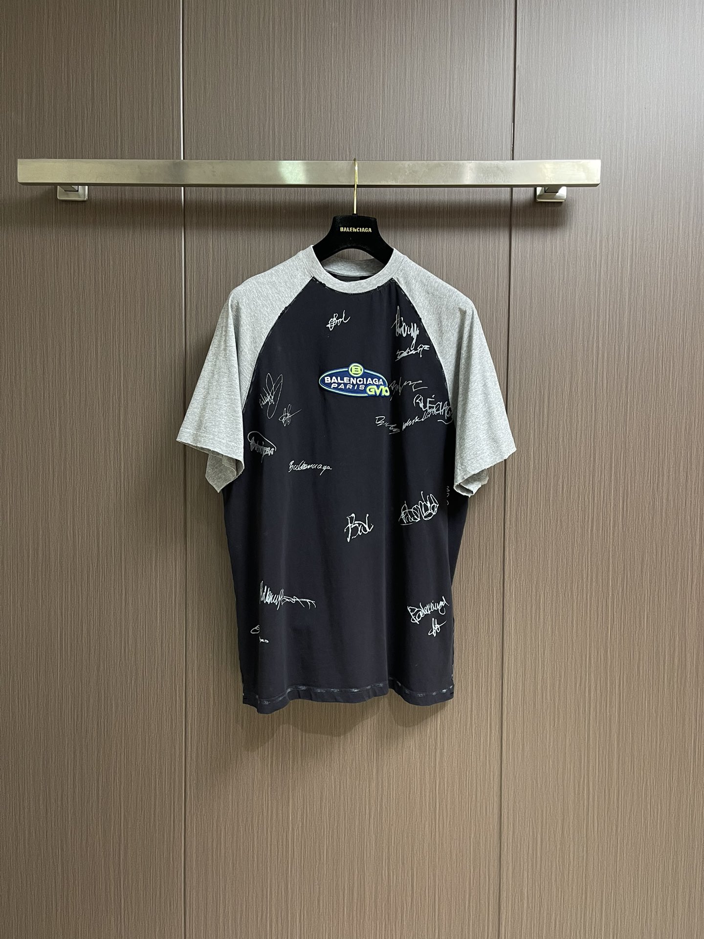 NO:518367,BALENCIAGA Balenciaga logo splicing plug shoulder short-sleeved T-shirt, the fabric is made of 32S double yarn pull-up 270g pure cotton material, woven with plain weave structure. In the spinning process, the double yarn process makes the yarn tighter, ensuring that the fabric is flat and delicate and the texture is tight; the printing adopts an elastic and environmentally friendly glue formula with anti-washing water, and the metal technology-sensing signature design is accurately printed on the fabric. During the printing process, the glue and the fabric are perfectly integrated by precise control of temperature, pressure and time; the straight and delicate sewing process, the needle is even and fine, ensuring the overall structure of the T-shirt is firm and comfortable to wear!  Size XS-L, balenciaga, balenciaga, T-shirt,tees, t-shirt,alexander wang19860909BALENCIAGA 巴黎世家标识拼接插肩短袖T恤,面料选用32S双纱拉架270g纯棉材质,以平纹组织结构织造,在纺纱环节,双纱工艺让纱线更紧实,确保面料平整细腻、质地紧密；印花采用防洗水的弹力环保胶浆配方,将金属科技感签名设计精准印制在面料上,在印制过程中,通过精确控制温度、压力和时间,使胶浆与面料完美融合；平直细腻的缝制工艺,针均匀细密,确保了T恤的整体结构牢固且穿着舒适！尺码XS-L,,balenciaga,balenciaga,T-shirt,tees，t-shirt,alexander wang,Men's clothing