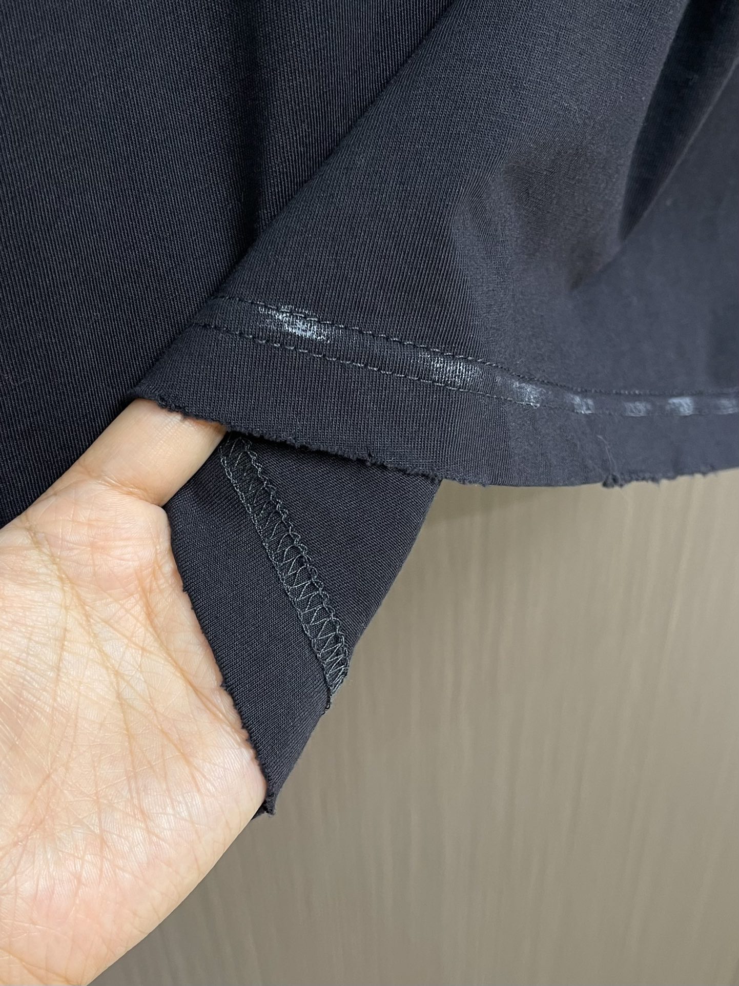 
BALENCIAGA 巴黎世家标识拼接插肩短袖T恤，面料选用32S双纱拉架270g纯棉材质，以平纹组织