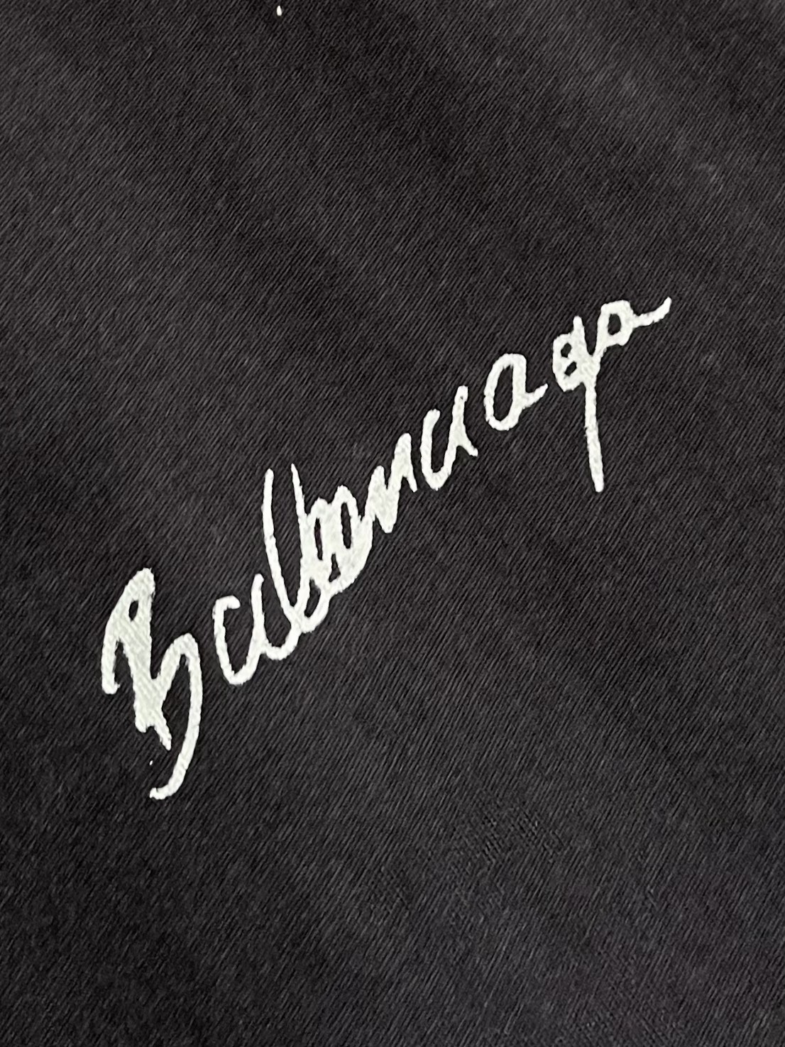 
BALENCIAGA 巴黎世家标识拼接插肩短袖T恤，面料选用32S双纱拉架270g纯棉材质，以平纹组织