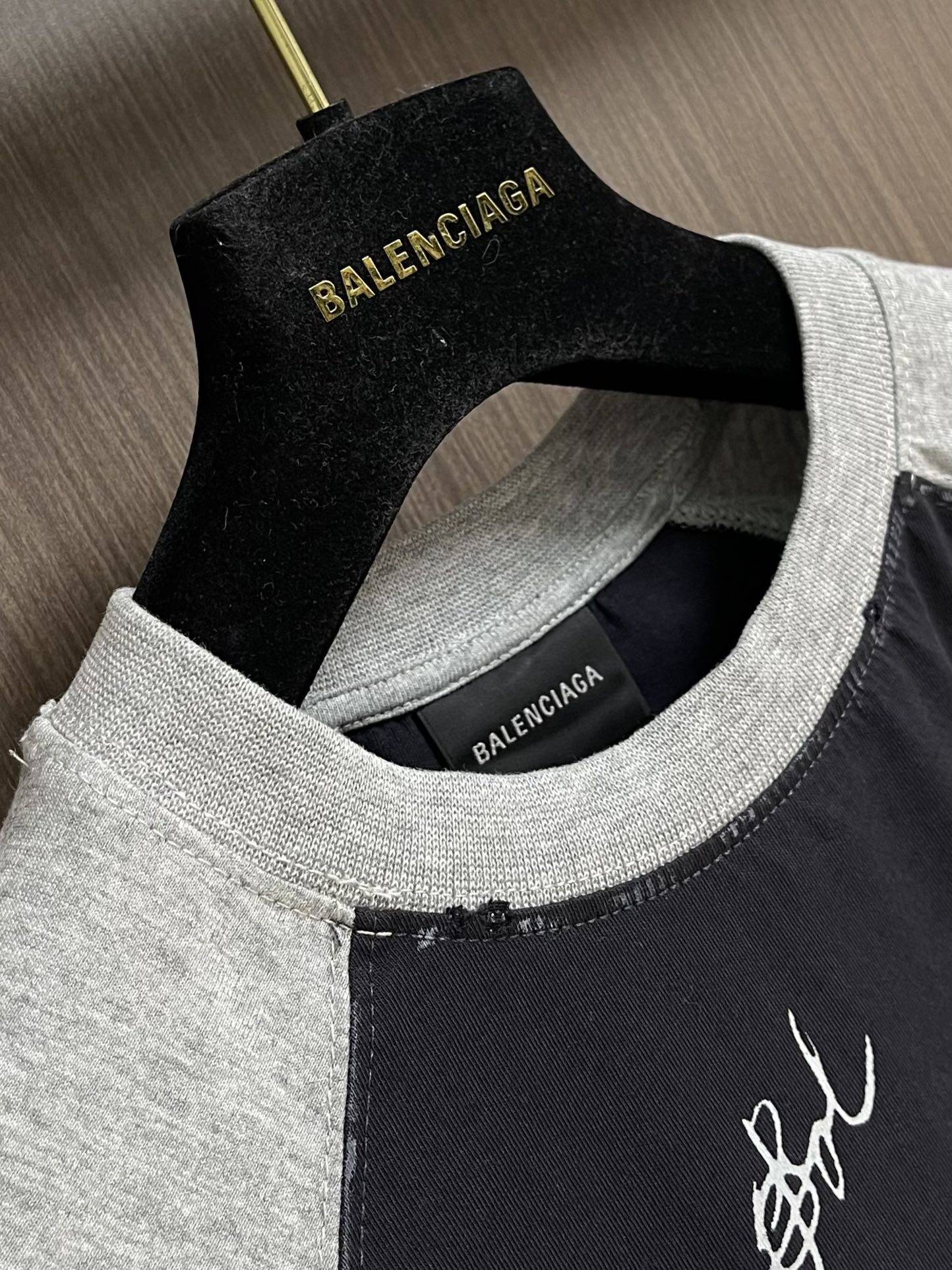 
BALENCIAGA 巴黎世家标识拼接插肩短袖T恤，面料选用32S双纱拉架270g纯棉材质，以平纹组织